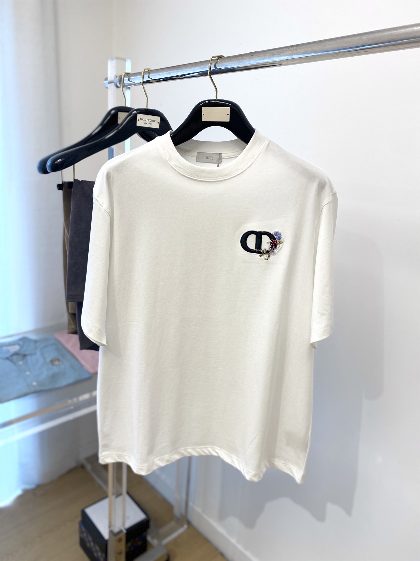 NO:414618,Dior, 2025 new short-sleeved T-shirt, handsome and fashionable, exquisite embroidered pattern letter logo on the chest, simple and versatile style. Fabric cotton is not only crisp, maintains a fashionable silhouette, but also comfortable to wear, and the yarn is more delicate, the number M-XXL,,dior,T-shirt,tees,t-shirt,alexander wang19860909迪奥、2025新品短袖T恤,帅气时尚,胸前精致刺绣图案字母logo,简约百搭款.面料棉 不仅挺括,保持潮流的廓形,又穿着舒适,纱织更细腻,码数M-XXL,,dior,T-shirt,tees，t-shirt,alexander wang,Men's clothing