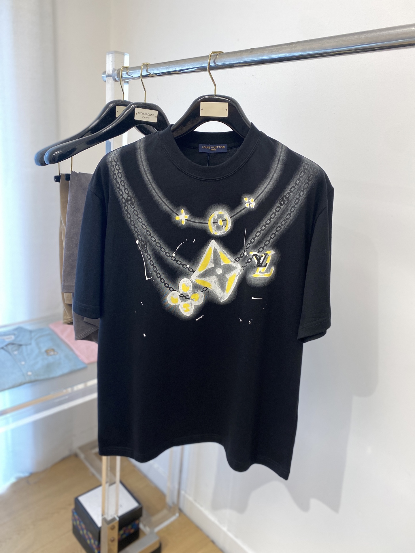 NO:414565,Louis Vuitton, 2025 new short-sleeved T-shirt, handsome and fashionable, top-grade printed pattern letter logo on the chest, simple and versatile style. Fabric cotton is not only crisp, maintains a fashionable silhouette, but also comfortable to wear, and the yarn is more delicate, and the number of codes M- XXL,,louis vuitton,T-shirt,tees,t-shirt,alexander wang19860909路易威登、2025新品短袖T恤,帅气时尚,胸前顶级印花图案字母logo,简约百搭款.面料棉 不仅挺括,保持潮流的廓形,又穿着舒适,纱织更细腻,码数M- XXL,,louis vuitton,T-shirt,tees，t-shirt,alexander wang,Men's clothing