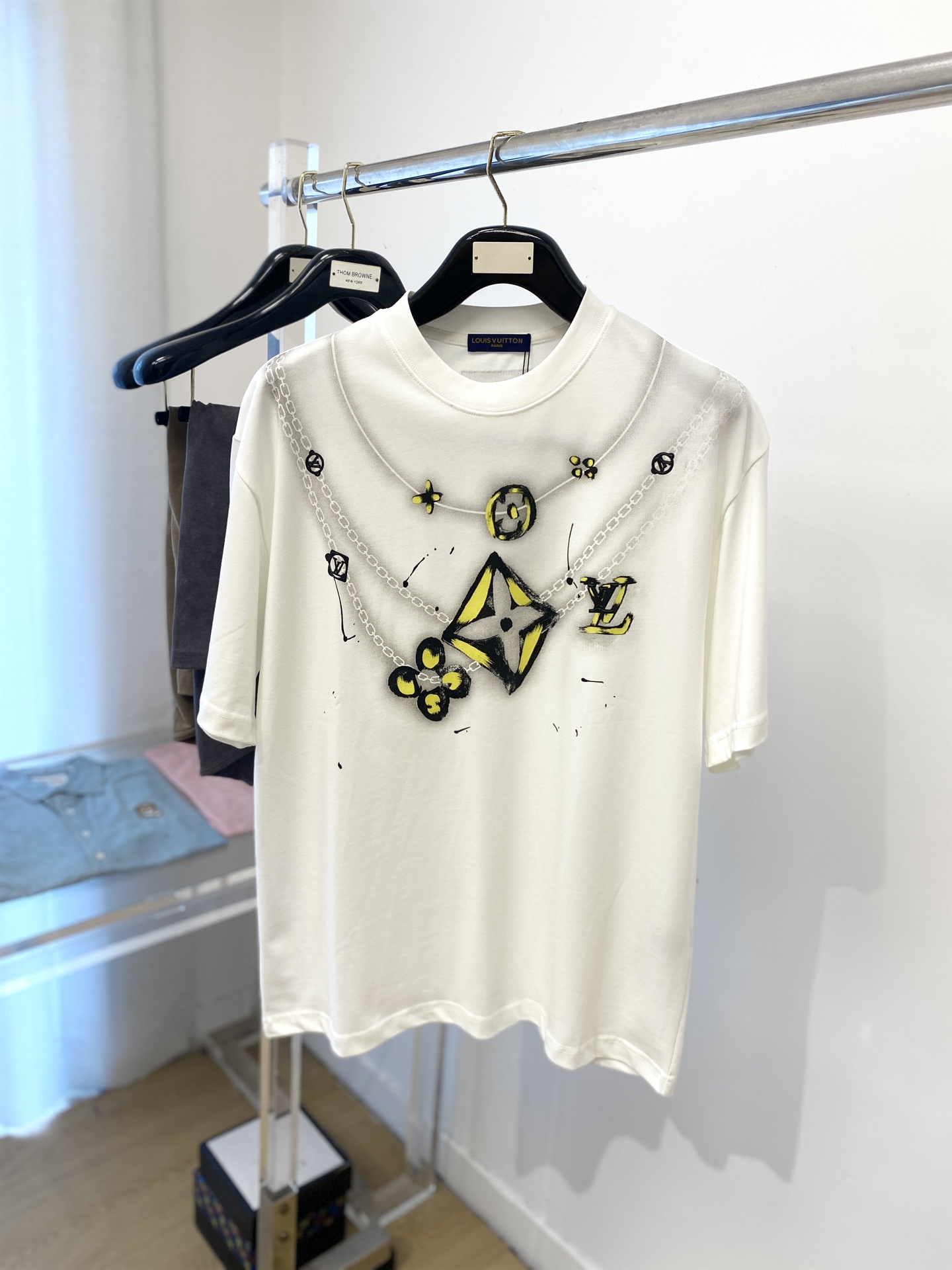 NO:414573,Louis Vuitton, 2025 new short-sleeved T-shirt, handsome and fashionable, top-grade printed pattern letter logo on the chest, simple and versatile style. Fabric cotton is not only crisp, maintains a fashionable silhouette, but also comfortable to wear, and the yarn is more delicate, the number M-XXL, louis vuitton, T-shirt,tees, t-shirt,alexander wang19860909路易威登、2025新品短袖T恤,帅气时尚,胸前顶级印花图案字母logo,简约百搭款.面料棉 不仅挺括,保持潮流的廓形,又穿着舒适,纱织更细腻,码数M-XXL,,louis vuitton,T-shirt,tees，t-shirt,alexander wang,Men's clothing