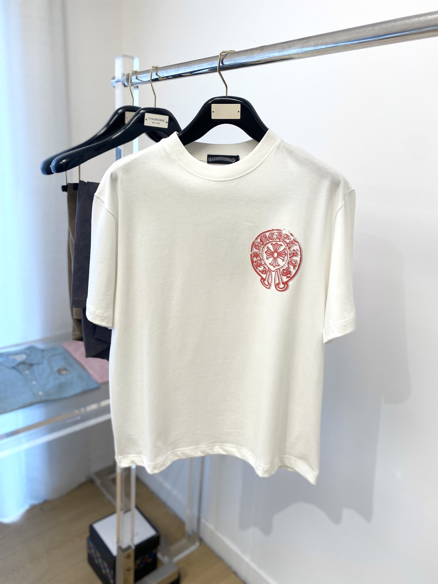 NO:414581,Croxin, 2025 new short-sleeved T-shirt, handsome and fashionable, top-grade glue-printed letter logo on the chest, simple and versatile style. Fabric cotton is not only crisp, maintains a fashionable silhouette, but also comfortable to wear, and the yarn is more delicate, the number M-XXL, chrome hearts, T-shirt, tees, t-shirt, alexander wang19860909克罗心、2025新品短袖T恤,帅气时尚,胸前顶级印胶图案字母logo,简约百搭款.面料棉 不仅挺括,保持潮流的廓形,又穿着舒适,纱织更细腻,码数M-XXL,,chrome hearts,T-shirt,tees，t-shirt,alexander wang,Men's clothing