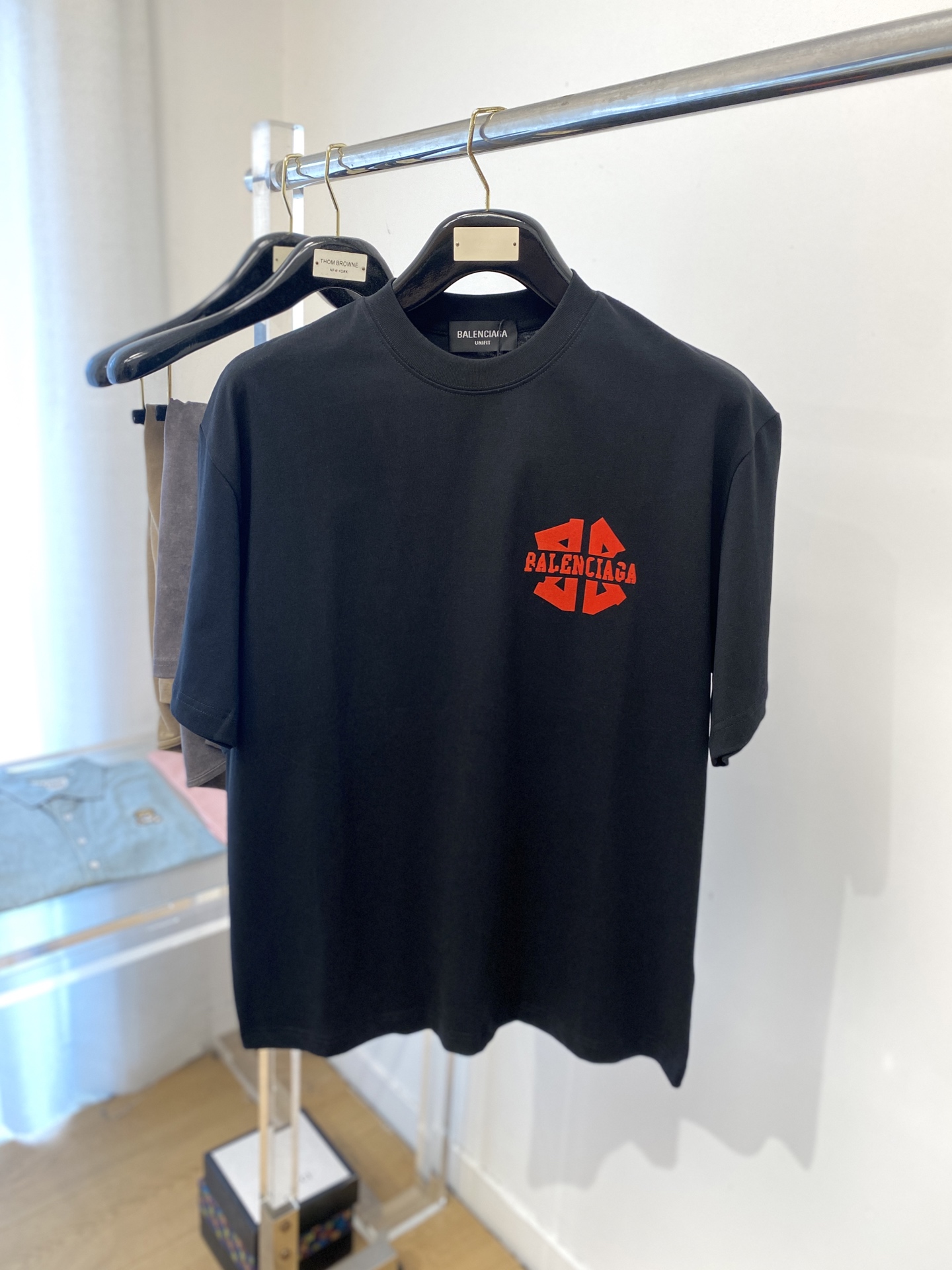 NO:414589,Balenciaga, 2025 new short-sleeved T-shirt, handsome and fashionable, top-grade printed letter logo on the chest, simple and versatile style. Fabric cotton is not only crisp, maintains the trendy silhouette, but also comfortable to wear, and the yarn is more delicate, the number M-XXL, balenciaga, T-shirt, tees, t-shirt, alexander wang19860909巴黎世家、2025新品短袖T恤,帅气时尚,胸前顶级印胶字母logo,简约百搭款.面料棉 不仅挺括,保持潮流的廓形,又穿着舒适,纱织更细腻,码数M-XXL,,balenciaga,T-shirt,tees，t-shirt,alexander wang,Men's clothing