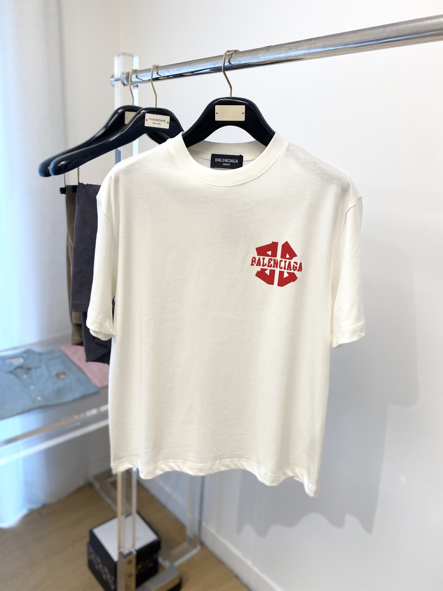 NO:414597,Balenciaga, 2025 new short-sleeved T-shirt, handsome and fashionable, top-grade printed letter logo on the chest, simple and versatile style. Fabric cotton is not only crisp, maintains a fashionable silhouette, but also comfortable to wear, and the yarn is more delicate, and the number of codes M- XXL,,balenciaga,T-shirt,tees,t-shirt,alexander wang19860909巴黎世家、2025新品短袖T恤,帅气时尚,胸前顶级印胶字母logo,简约百搭款.面料棉 不仅挺括,保持潮流的廓形,又穿着舒适,纱织更细腻,码数M- XXL,,balenciaga,T-shirt,tees，t-shirt,alexander wang,Men's clothing