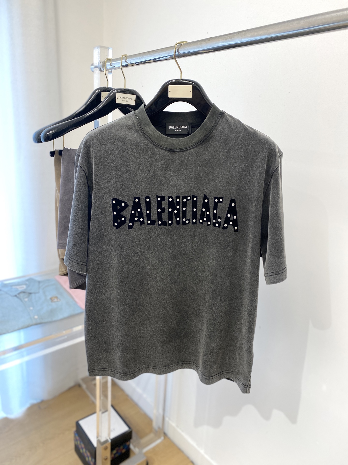 NO:414604,Balenciaga, 2025 new short-sleeved T-shirt, handsome and fashionable, top-grade hot diamond letter logo on the chest, simple and versatile style. Fabric cotton is not only crisp, maintains the trendy silhouette, but also comfortable to wear, and the yarn is more delicate, the number M-XXL, balenciaga, T-shirt, tees, t-shirt, alexander wang19860909巴黎世家、2025新品短袖T恤,帅气时尚,胸前顶级烫钻字母logo,简约百搭款.面料棉 不仅挺括,保持潮流的廓形,又穿着舒适,纱织更细腻,码数M-XXL,,balenciaga,T-shirt,tees，t-shirt,alexander wang,Men's clothing