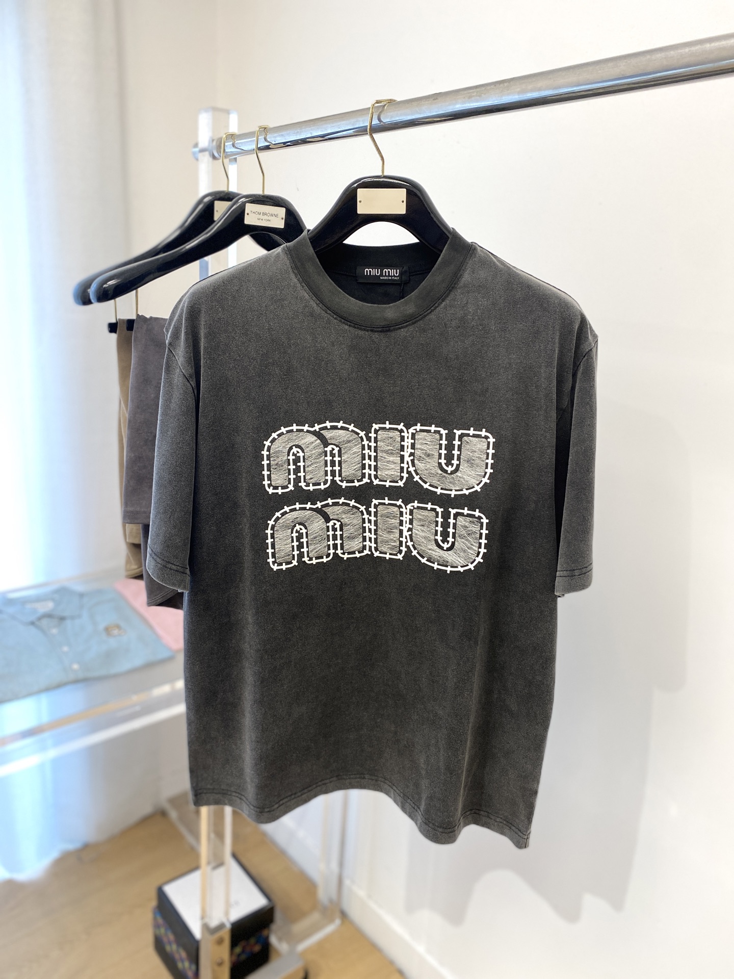 NO:414557,miu miu fashion brand, 2025 latest short-sleeved T-shirt, handsome and fashionable, top-grade printed letter logo on the chest, simple and versatile style. Fabric cotton is not only crisp, maintains the trendy silhouette, but also comfortable to wear, and the yarn is more delicate, the number M-XXL, miumiu, T-shirt, tees, t-shirt, alexander wang19860909miu miu时尚潮牌、2025最新款短袖T恤,帅气时尚,胸前顶级印胶字母logo,简约百搭款.面料棉 不仅挺括,保持潮流的廓形,又穿着舒适,纱织更细腻,码数M-XXL,,miumiu,T-shirt,tees，t-shirt,alexander wang,Men's clothing