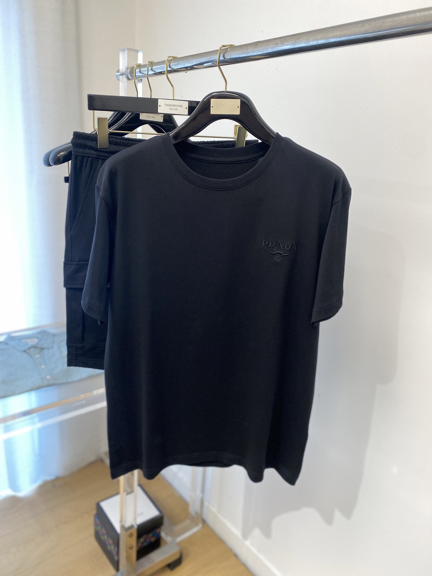 NO:414621,Prada, the latest products in 2025, fashionable and casual suits, top-grade original fabrics, comfortable to wear, good moisture absorption and breathability, and extremely high color fastness!  Both the inside and the outside are very good. M-3XL set, prada, alexander wang19860909普拉达、2025最新品,时尚休闲套装,顶级原版面料打造,穿着舒适,吸湿性透气性都非常良好,色牢度超高！无论内搭还是外穿都非常出彩码数M-3XL 一套,,prada,alexander wang,Men's clothing