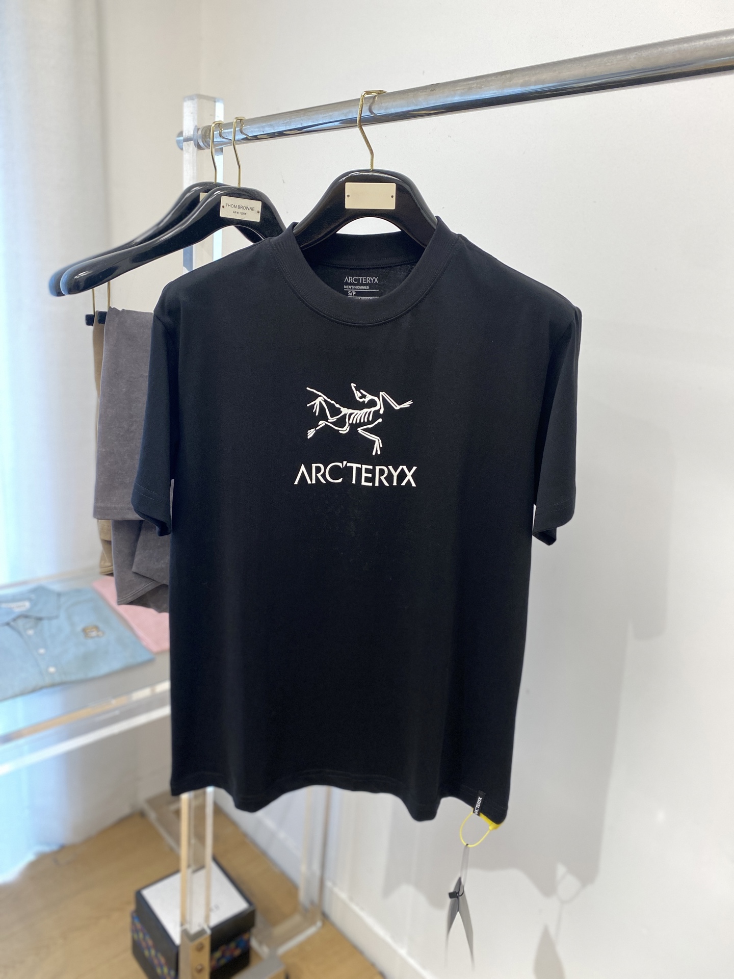 NO:414614,Archaeoptera Bird, 2025 new short-sleeved T-shirt, handsome and fashionable, top-grade printed pattern letter logo on the chest, simple and versatile style. Fabric cotton is not only crisp, maintains a fashionable silhouette, but also comfortable to wear, and the yarn is more delicate, S-XL, arc'teryx, T-shirt, tees, t-shirt, alexander wang19860909始祖鸟、2025新品短袖T恤,帅气时尚,胸口顶级印花图案字母logo,简约百搭款.面料棉 不仅挺括,保持潮流的廓形,又穿着舒适,纱织更细腻,码数S-XL,arc'teryx,T-shirt,tees，t-shirt,alexander wang,Men's clothing