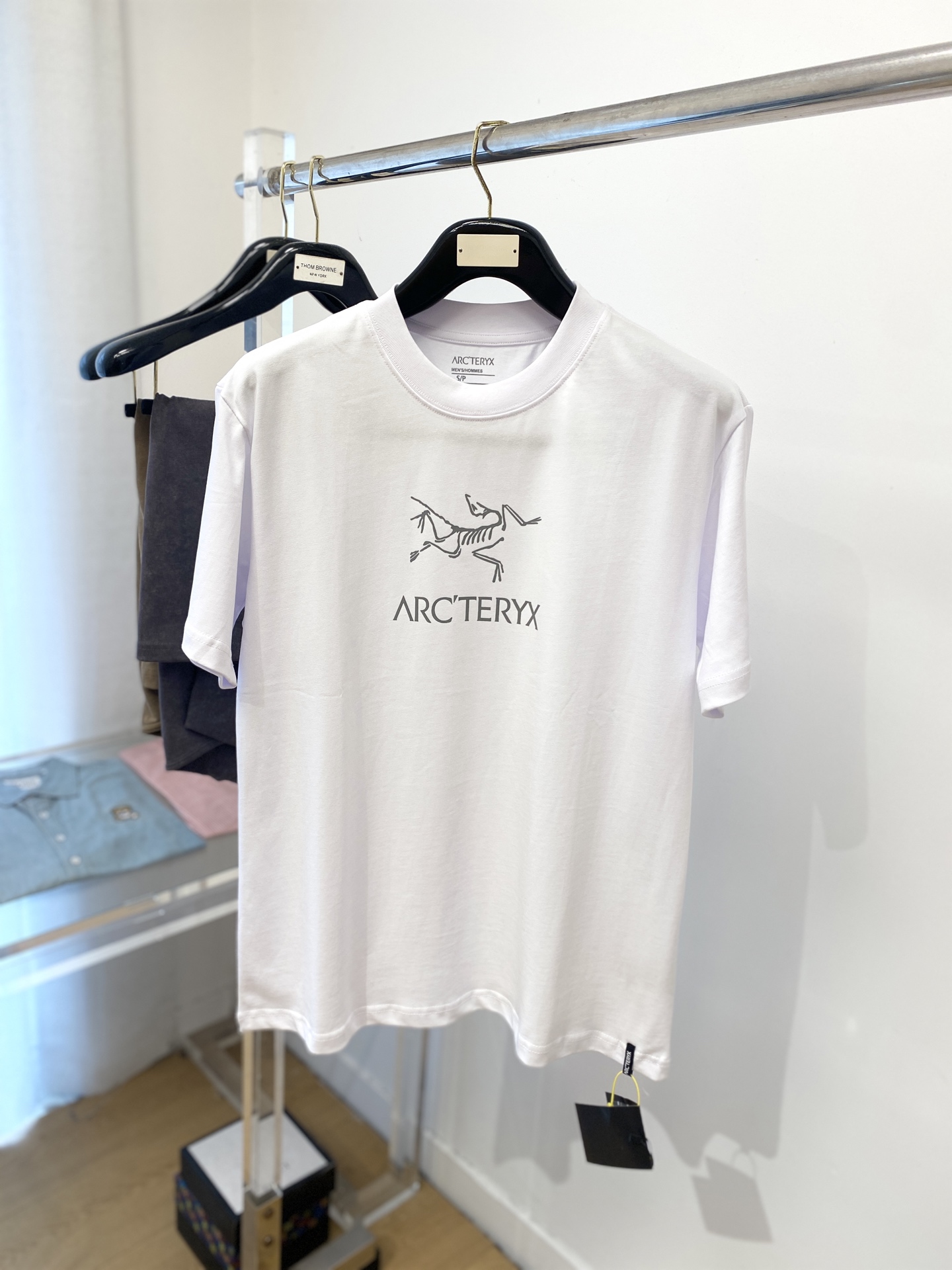 NO:414607,Archaeoptera Bird, 2025 new short-sleeved T-shirt, handsome and fashionable, top-grade printed pattern letter logo on the chest, simple and versatile style. Fabric cotton is not only crisp, maintains a fashionable silhouette, but also comfortable to wear, and the yarn is more delicate, S-XL, arc'teryx, T-shirt, tees, t-shirt, alexander wang19860909始祖鸟、2025新品短袖T恤,帅气时尚,胸口顶级印花图案字母logo,简约百搭款.面料棉 不仅挺括,保持潮流的廓形,又穿着舒适,纱织更细腻,码数S-XL,arc'teryx,T-shirt,tees，t-shirt,alexander wang,Men's clothing