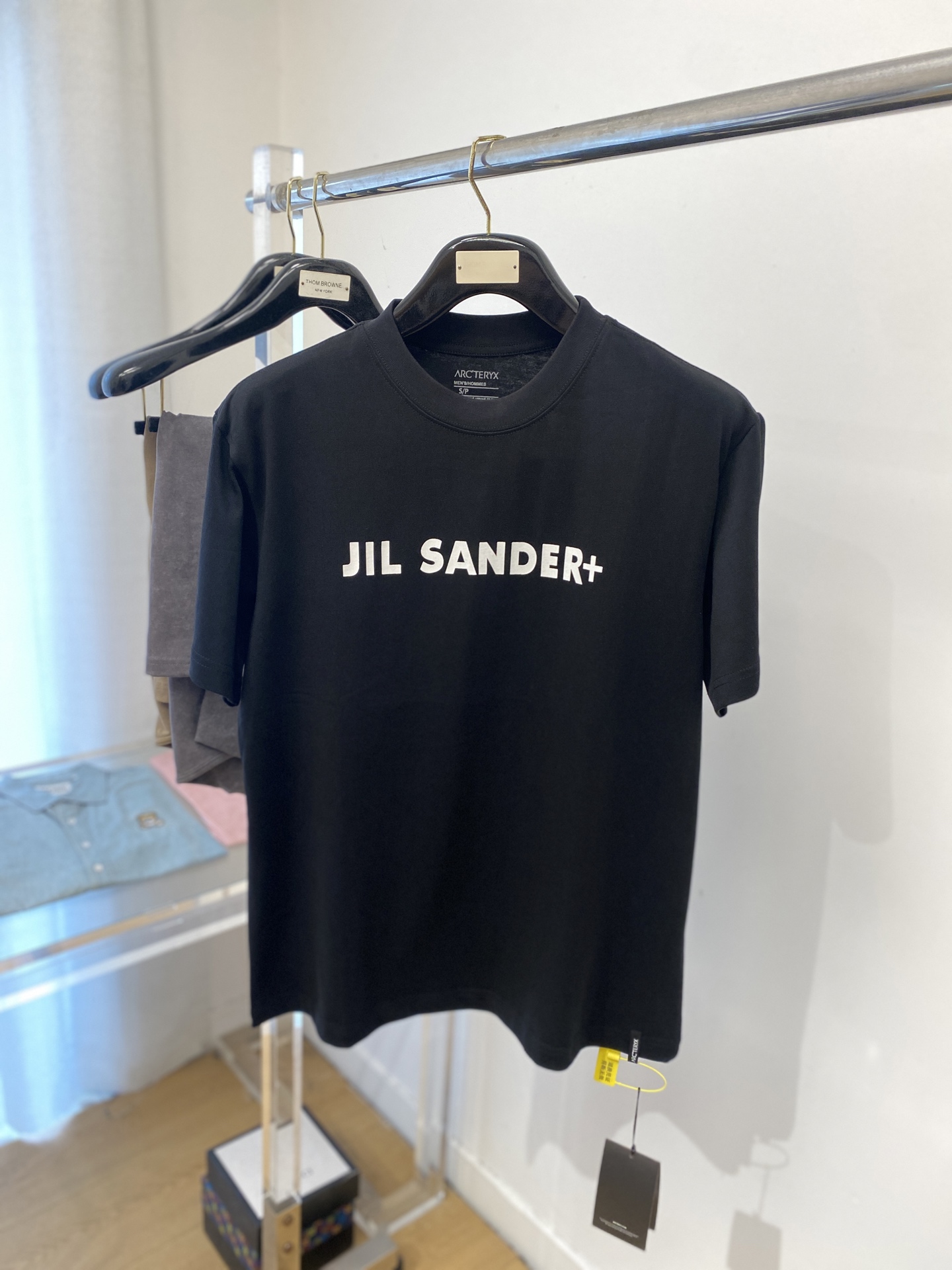 NO:414584,Archaeoptera Bird, 2025 new short-sleeved T-shirt, handsome and fashionable, top printed letter logo on the chest, simple and versatile style. Fabric cotton is not only crisp, maintains a fashionable silhouette, but also comfortable to wear, and the yarn is more delicate, S-XL, arc'teryx, T-shirt,tees, t-shirt, alexander wang19860909始祖鸟、2025新品短袖T恤,帅气时尚,胸前顶级印花字母logo,简约百搭款.面料棉 不仅挺括,保持潮流的廓形,又穿着舒适,纱织更细腻,码数S-XL,arc'teryx,T-shirt,tees，t-shirt,alexander wang,Men's clothing