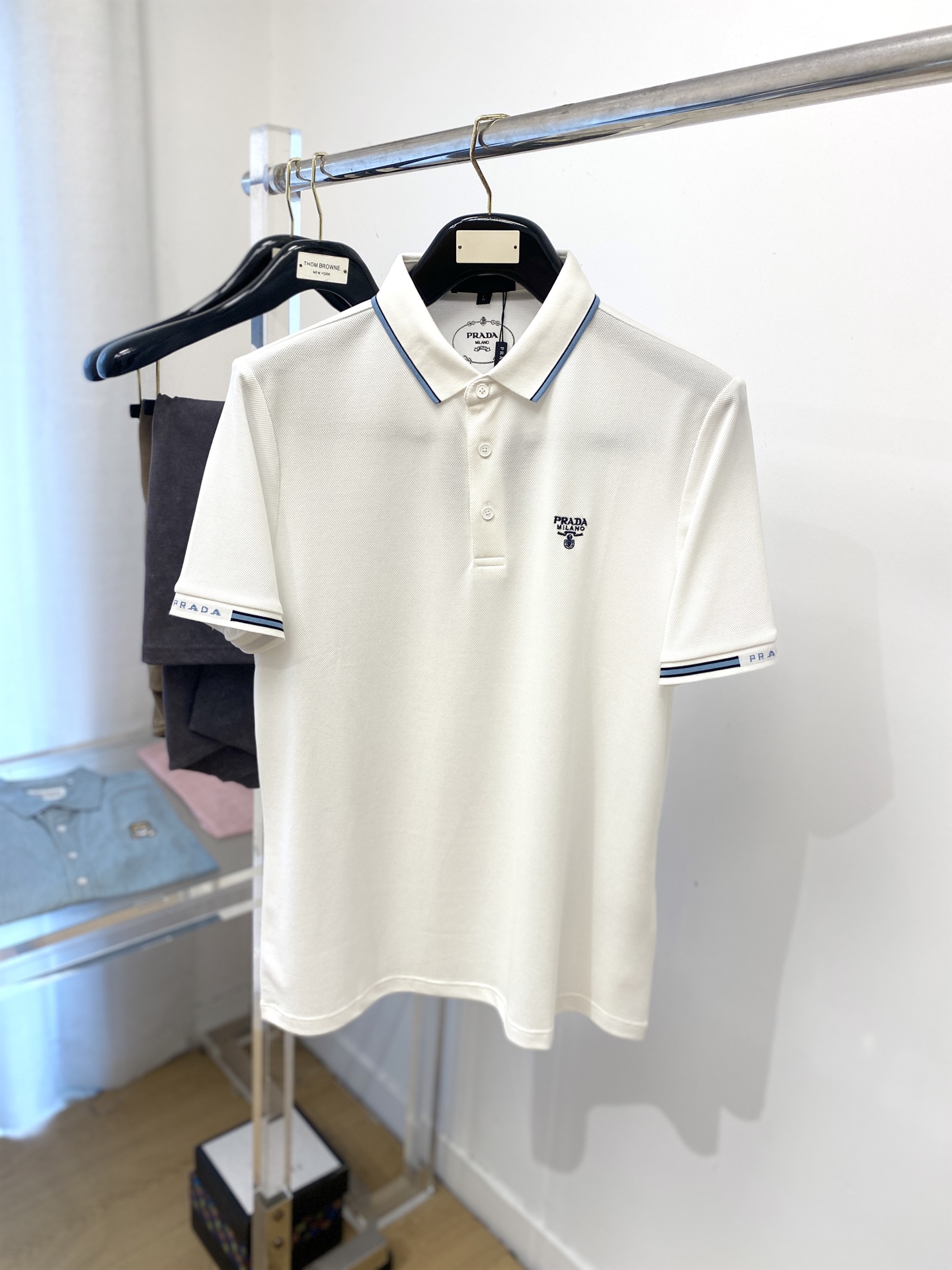 NO:414560,Prada, 2025 new short-sleeved T-shirt, handsome and fashionable, exquisite embroidered pattern letter logo on the chest, simple and versatile style. The fabric cotton is not only crisp, maintains the trendy silhouette, but also comfortable to wear, and the yarn is more delicate, the number M-3XL, prada, T-shirt,tees, t-shirt,alexander wang19860909普拉达、2025新品短袖T恤,帅气时尚,胸前精致刺绣图案字母logo,简约百搭款.面料棉 不仅挺括,保持潮流的廓形,又穿着舒适,纱织更细腻,码数M-3XL,,prada,T-shirt,tees，t-shirt,alexander wang,Men's clothing