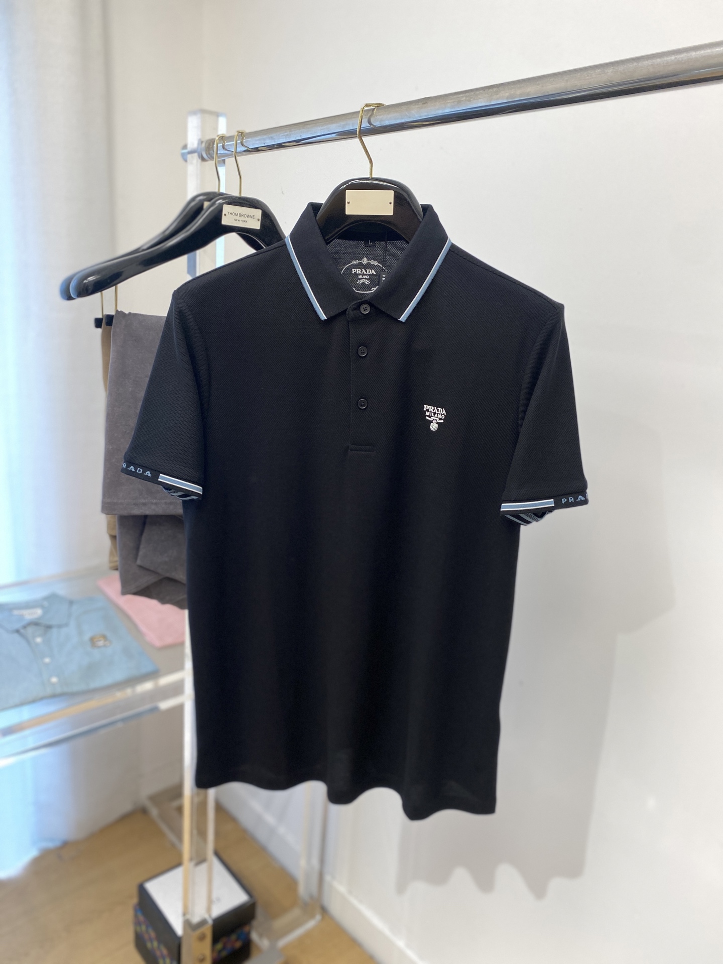 NO:414626,Prada, 2025 new short-sleeved T-shirt, handsome and fashionable, exquisite embroidered pattern letter logo on the chest, simple and versatile style. The fabric cotton is not only crisp, maintains the trendy silhouette, and is also comfortable to wear, and the yarn is more delicate, the number M-3XL, prada, T-shirt,tees, t-shirt,alexander wang19860909普拉达、2025新品短袖T恤,帅气时尚,胸前精致刺绣图案字母logo,简约百搭款.面料棉 不仅挺括,保持潮流的廓形,又穿着舒适,纱织更细腻,码数M-3XL,,prada,T-shirt,tees，t-shirt,alexander wang,Men's clothing