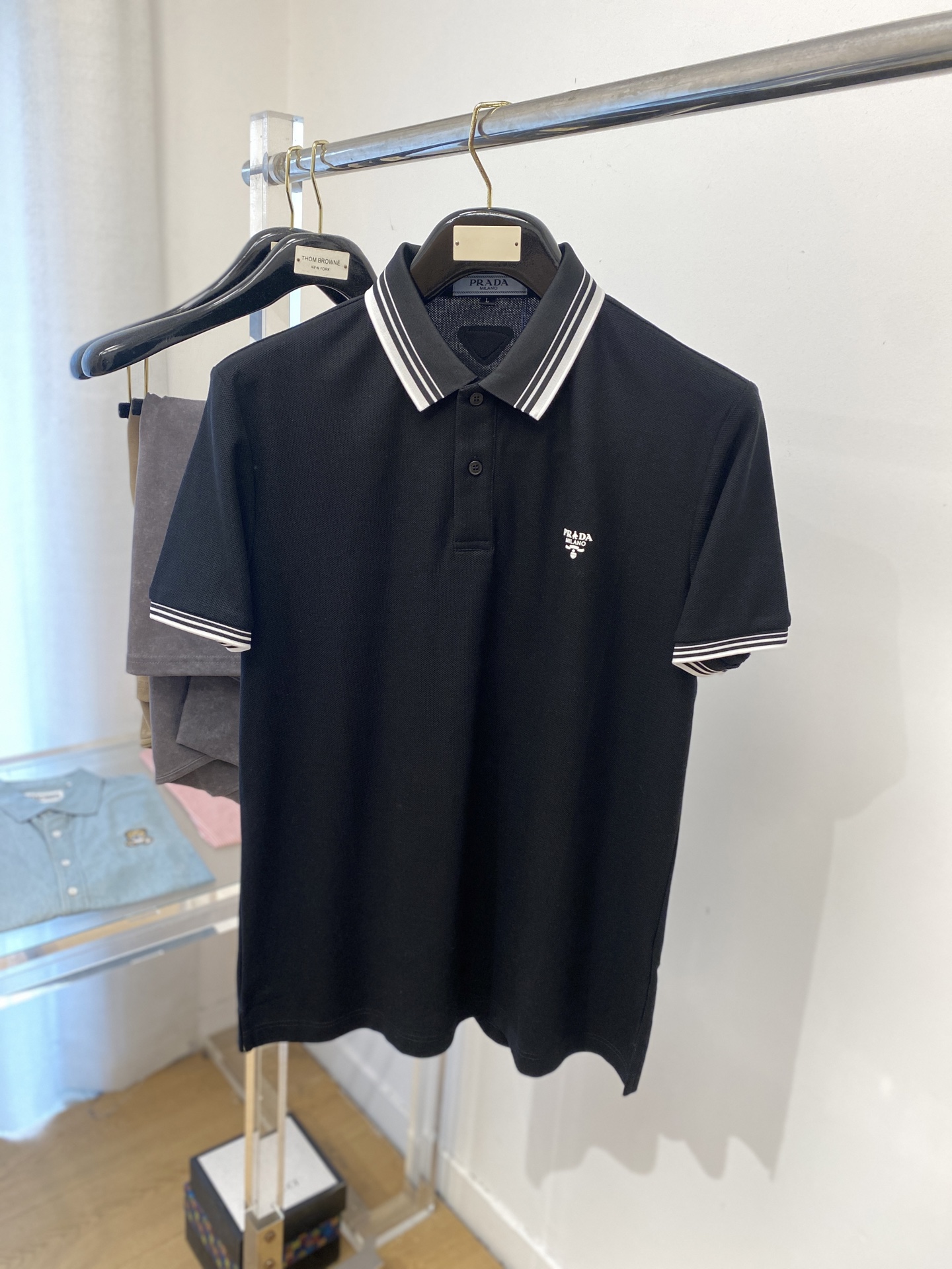 NO:414568,Prada, 2025 new short-sleeved T-shirt, handsome and fashionable, exquisite embroidered pattern letter logo on the chest, simple and versatile style. The fabric cotton is not only crisp, maintains the trendy silhouette, and is also comfortable to wear, and the yarn is more delicate, the number M-3XL, prada, T-shirt,tees, t-shirt,alexander wang19860909普拉达、2025新品短袖T恤,帅气时尚,胸前精致刺绣图案字母logo,简约百搭款.面料棉 不仅挺括,保持潮流的廓形,又穿着舒适,纱织更细腻,码数M-3XL,,prada,T-shirt,tees，t-shirt,alexander wang,Men's clothing