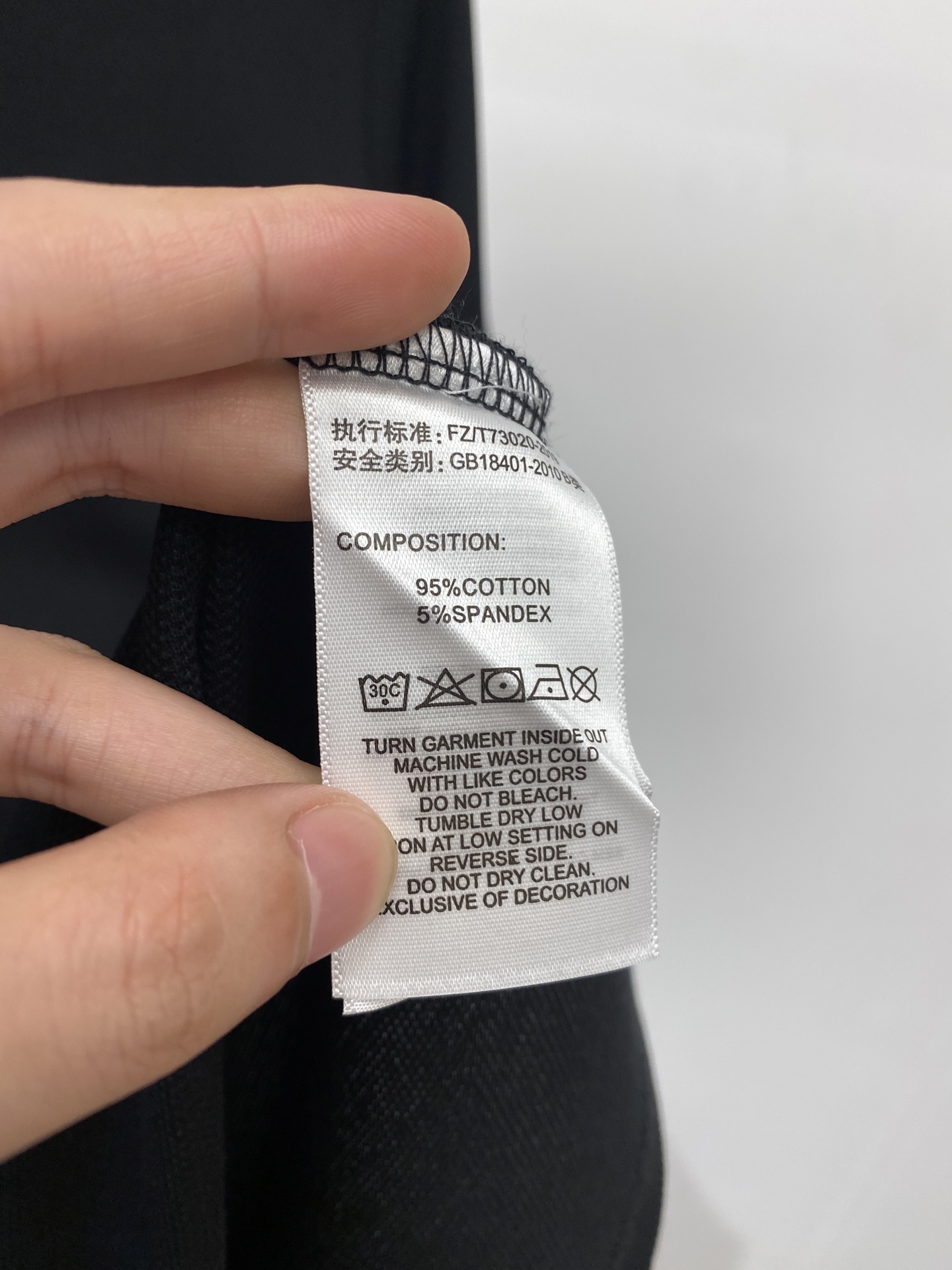 ￼ 古奇、2025新品短袖T恤，帅气时尚，胸前精致刺绣字母logo，简约百搭款。面料棉 不仅挺括，保持潮