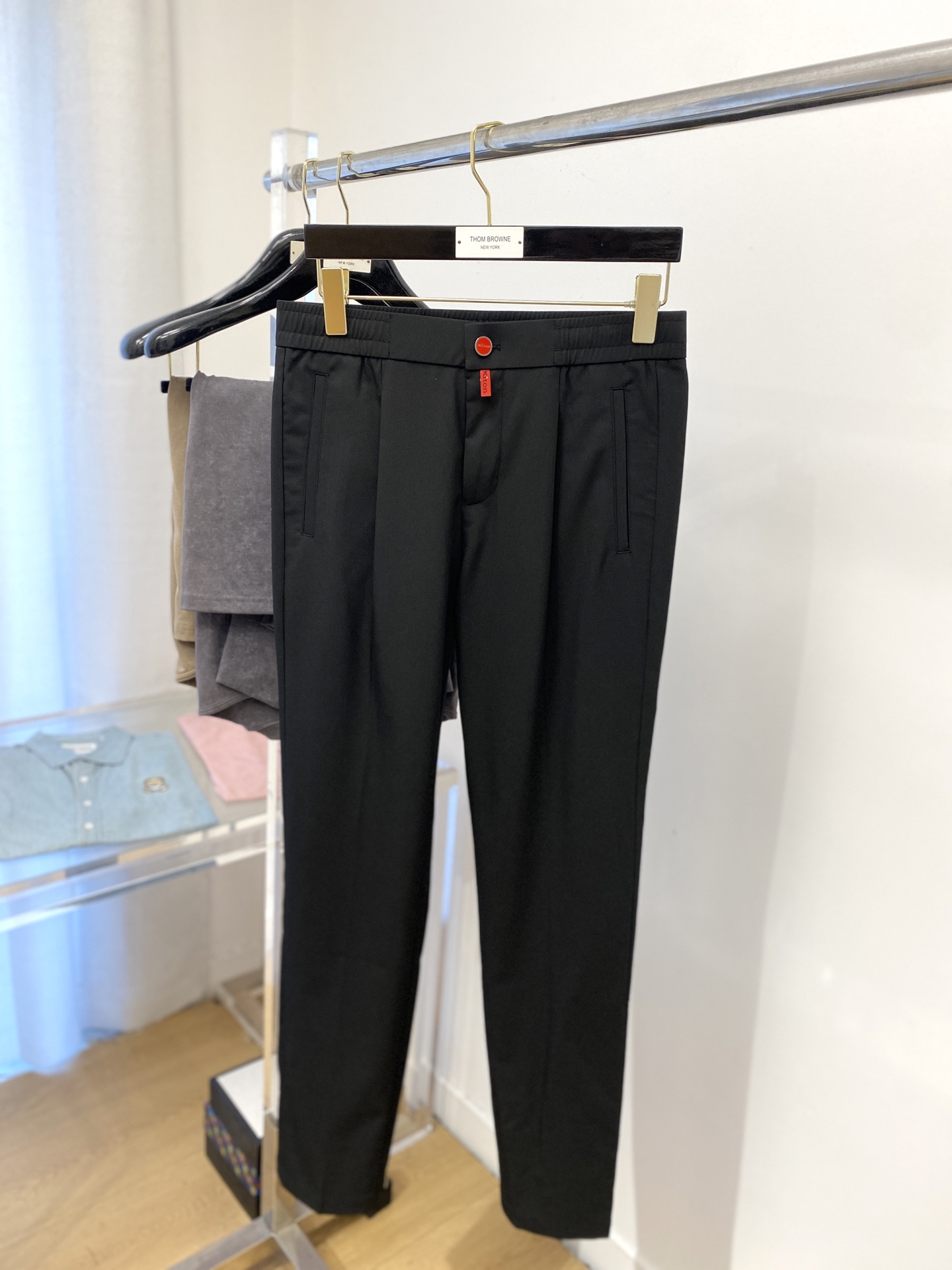 2025 Stylish Suit by Kiton: Superstar’s Favorite with Comfort Fabric and Unique Details - 图片 2