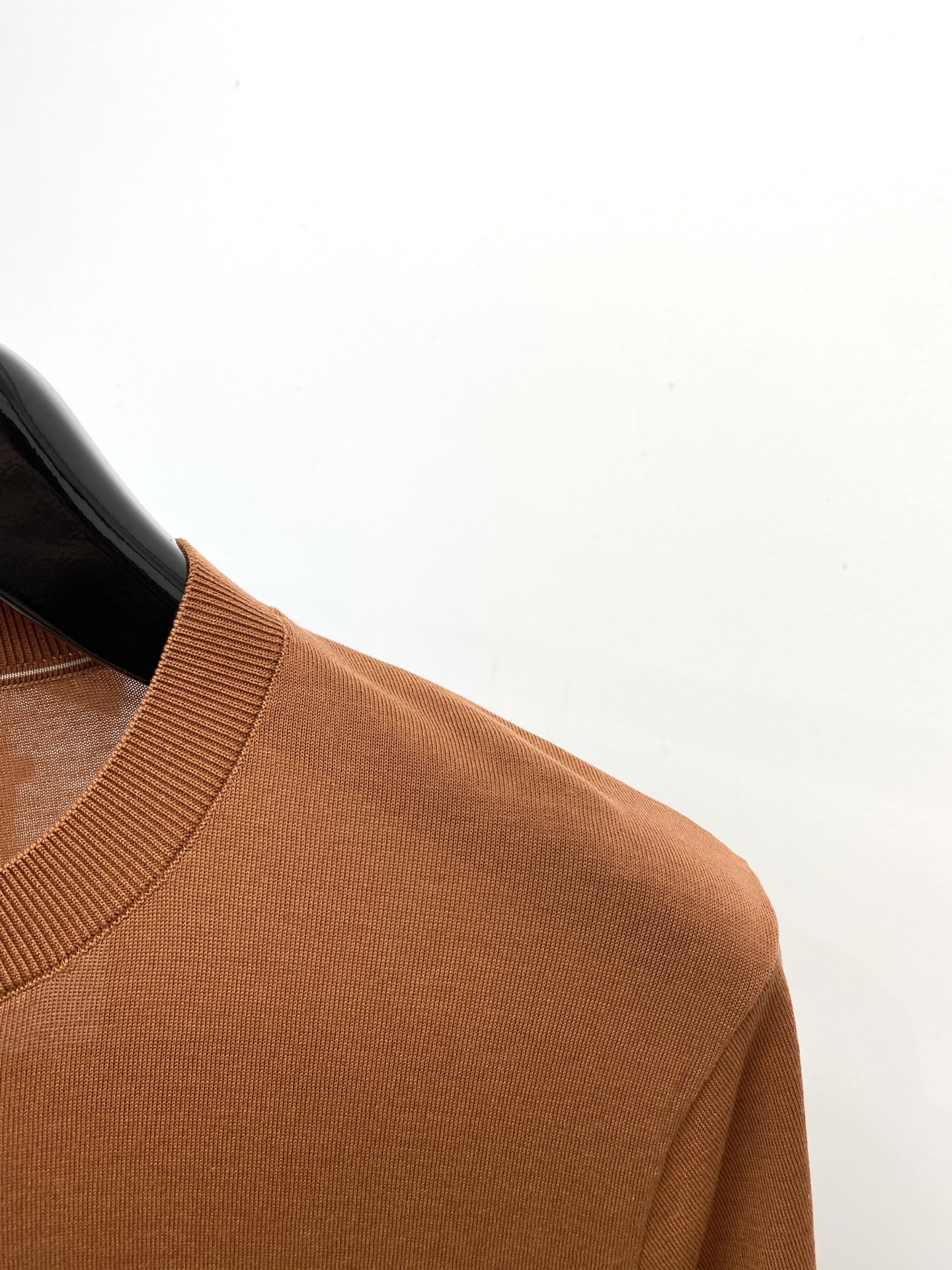 Brunello Cucinelli、2025最新款针织短袖T恤，帅气时尚，胸前精致刺绣图案logo，简