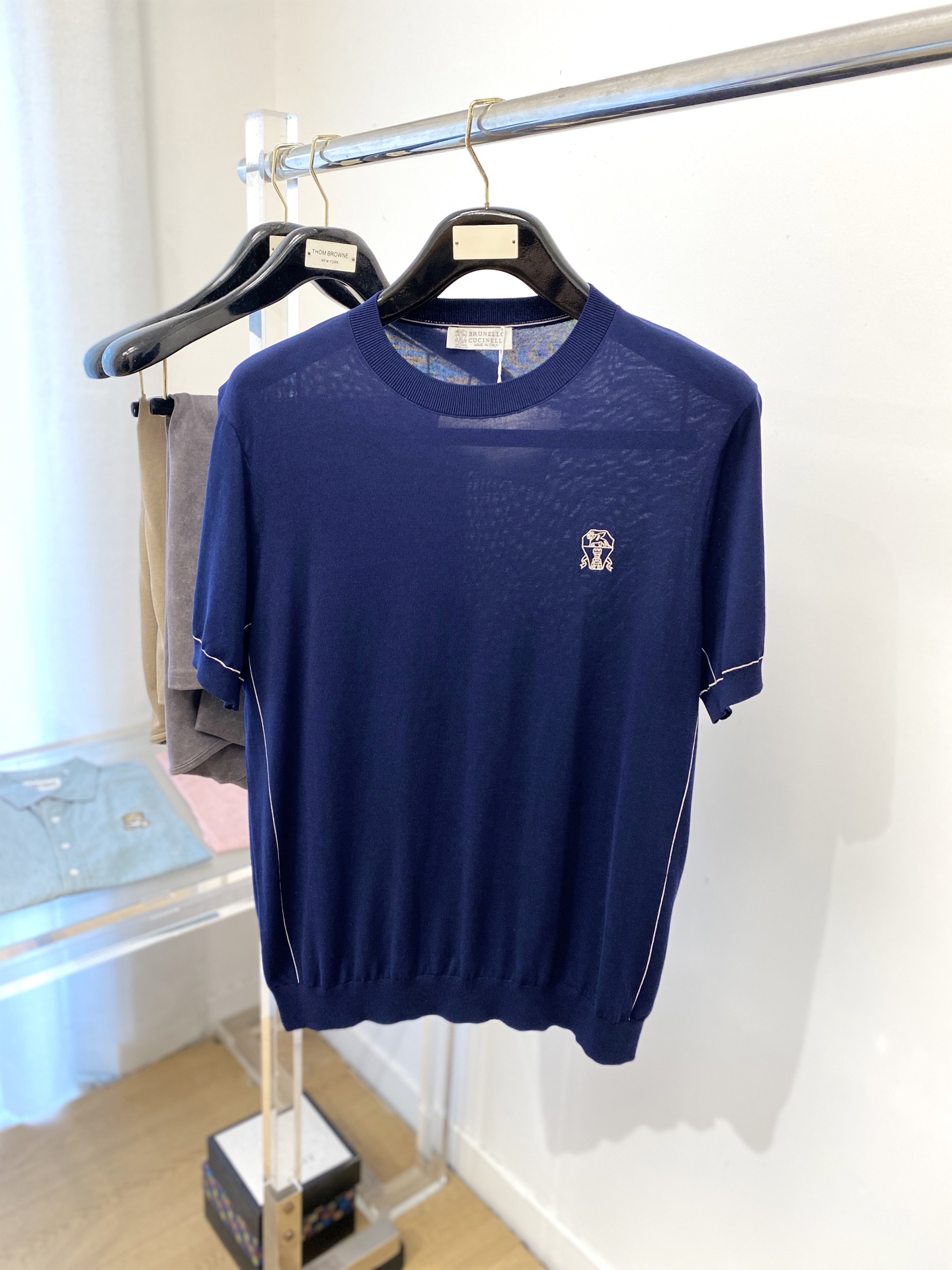 Brunello Cucinelli、2025最新款针织短袖T恤，帅气时尚，胸前精致刺绣图案logo，简