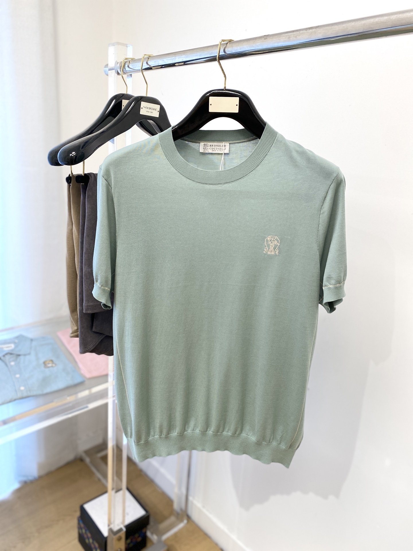 Brunello Cucinelli、2025最新款针织短袖T恤，帅气时尚，胸前精致刺绣图案logo，简