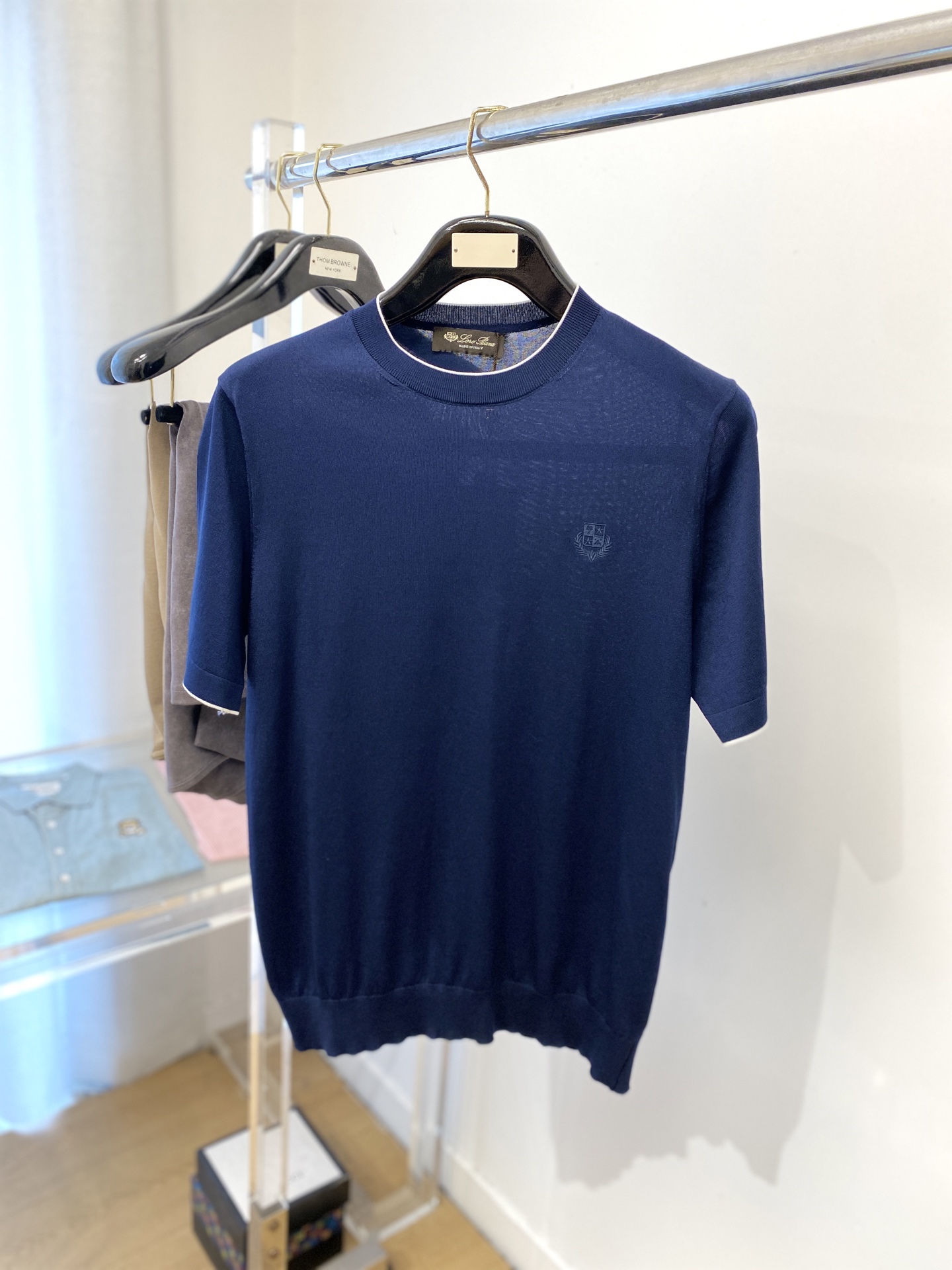 Brunello Cucinelli、2025最新款针织短袖T恤，帅气时尚，胸前精致刺绣图案logo，简