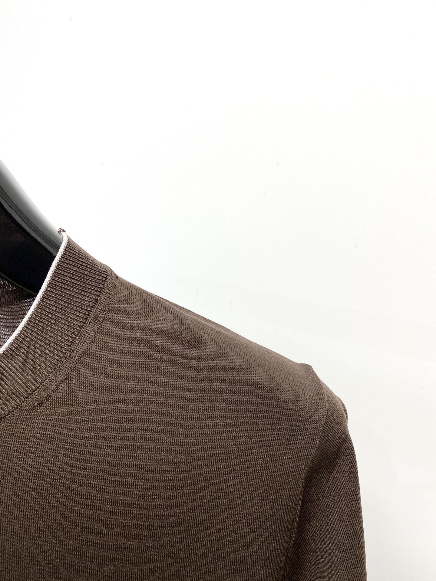 Brunello Cucinelli、2025最新款针织短袖T恤，帅气时尚，胸前精致刺绣图案logo，简