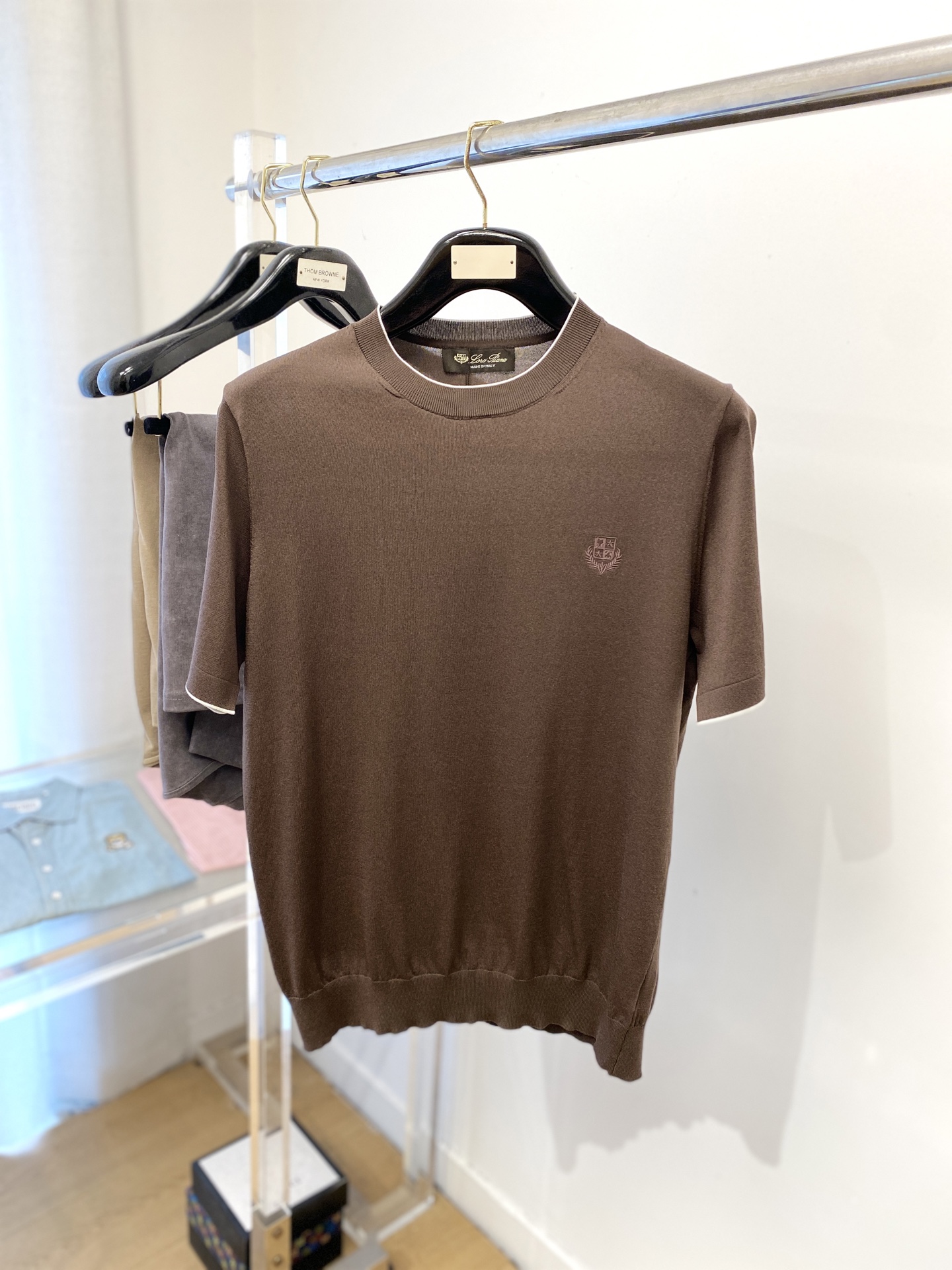 Brunello Cucinelli、2025最新款针织短袖T恤，帅气时尚，胸前精致刺绣图案logo，简