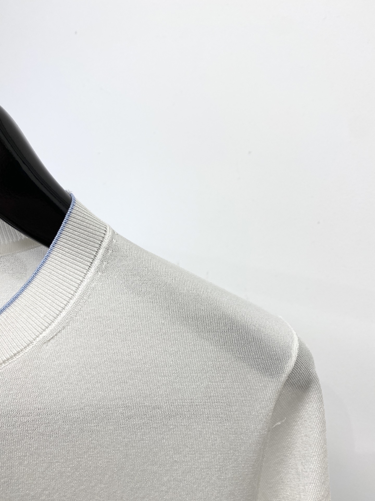 Brunello Cucinelli、2025最新款针织短袖T恤，帅气时尚，胸前精致刺绣图案logo，简