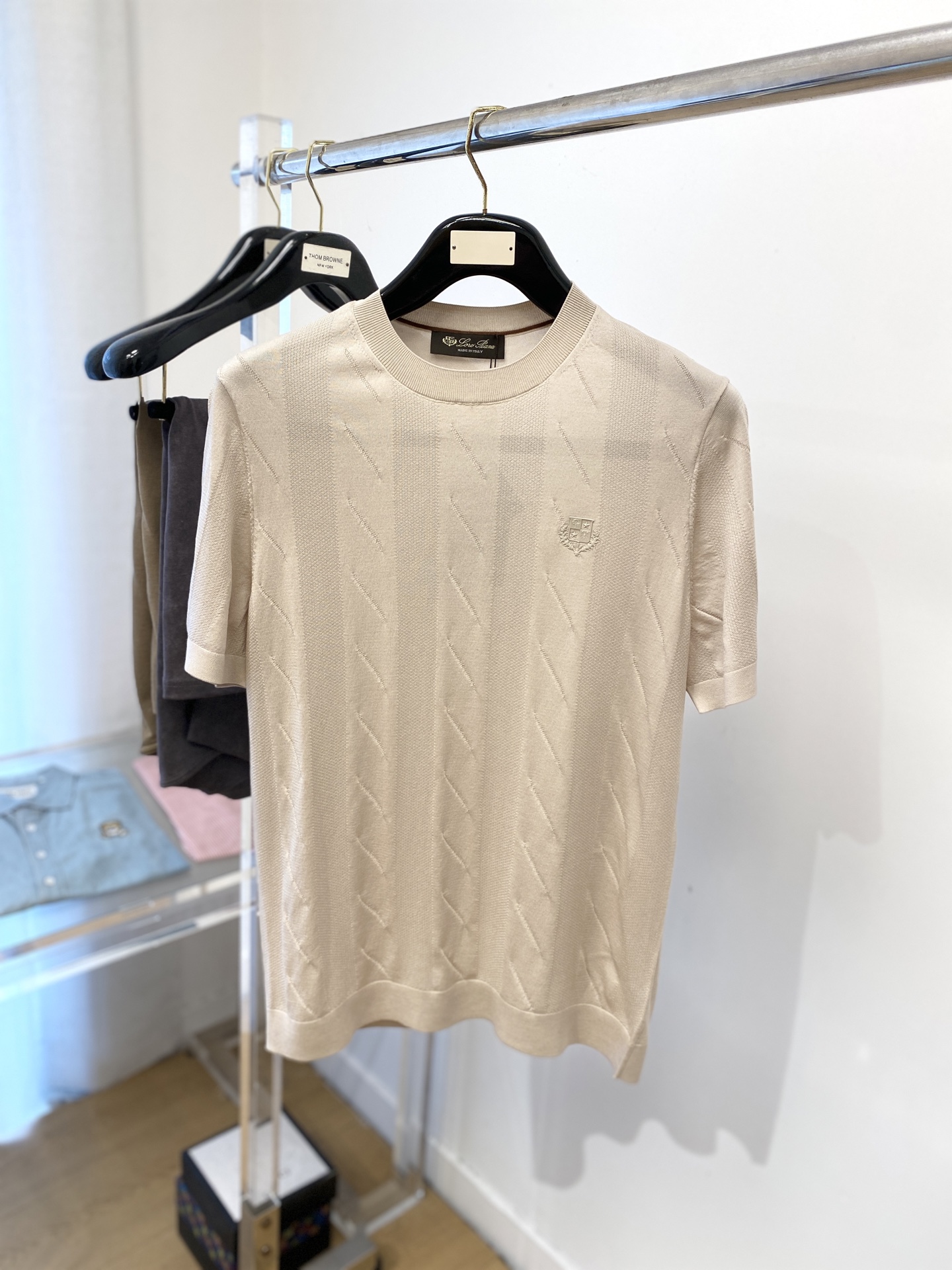 Brunello Cucinelli、2025最新款针织短袖T恤，帅气时尚，胸前精致刺绣图案logo，简