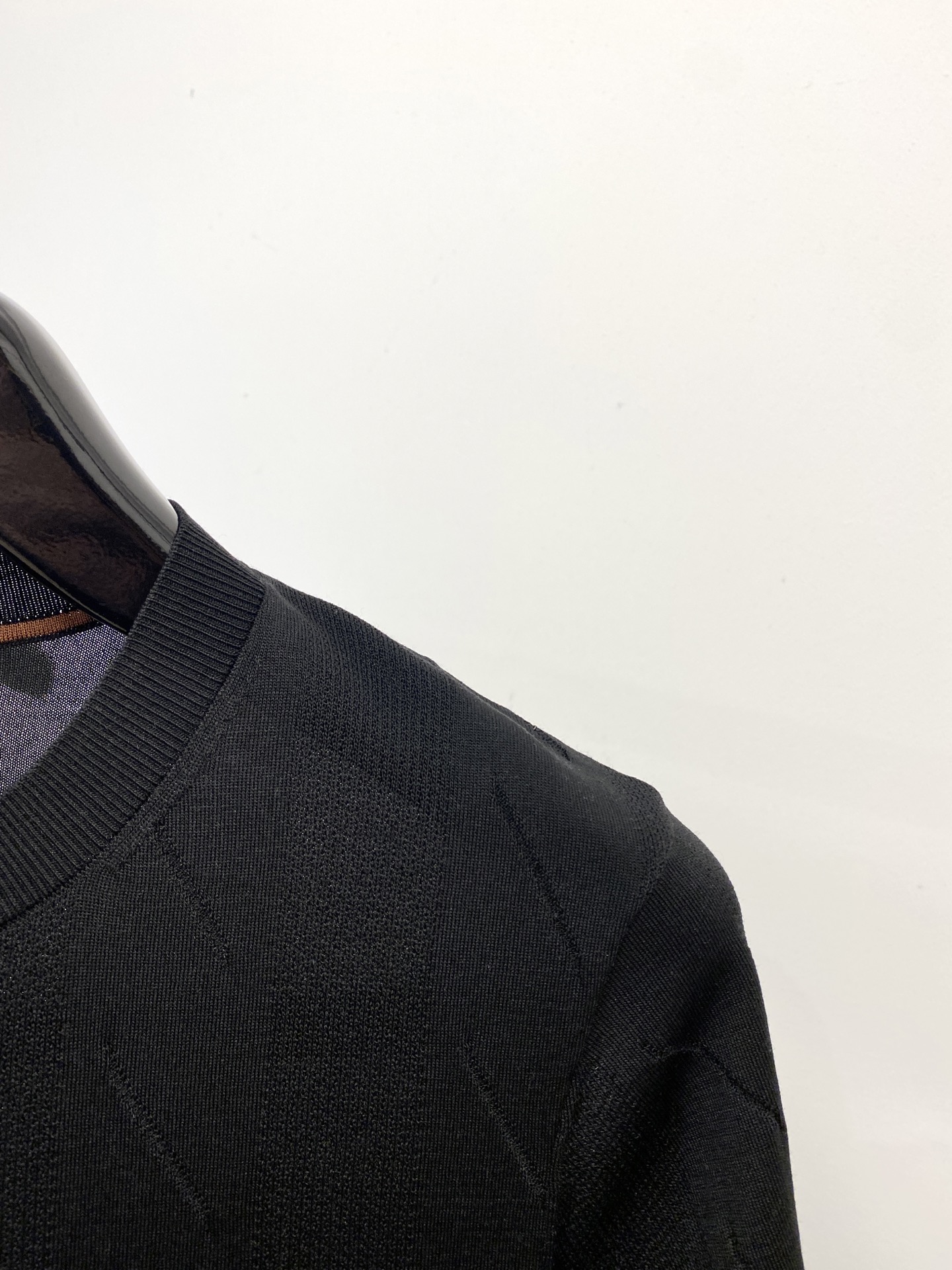 Brunello Cucinelli、2025最新款针织短袖T恤，帅气时尚，胸前精致刺绣图案logo，简