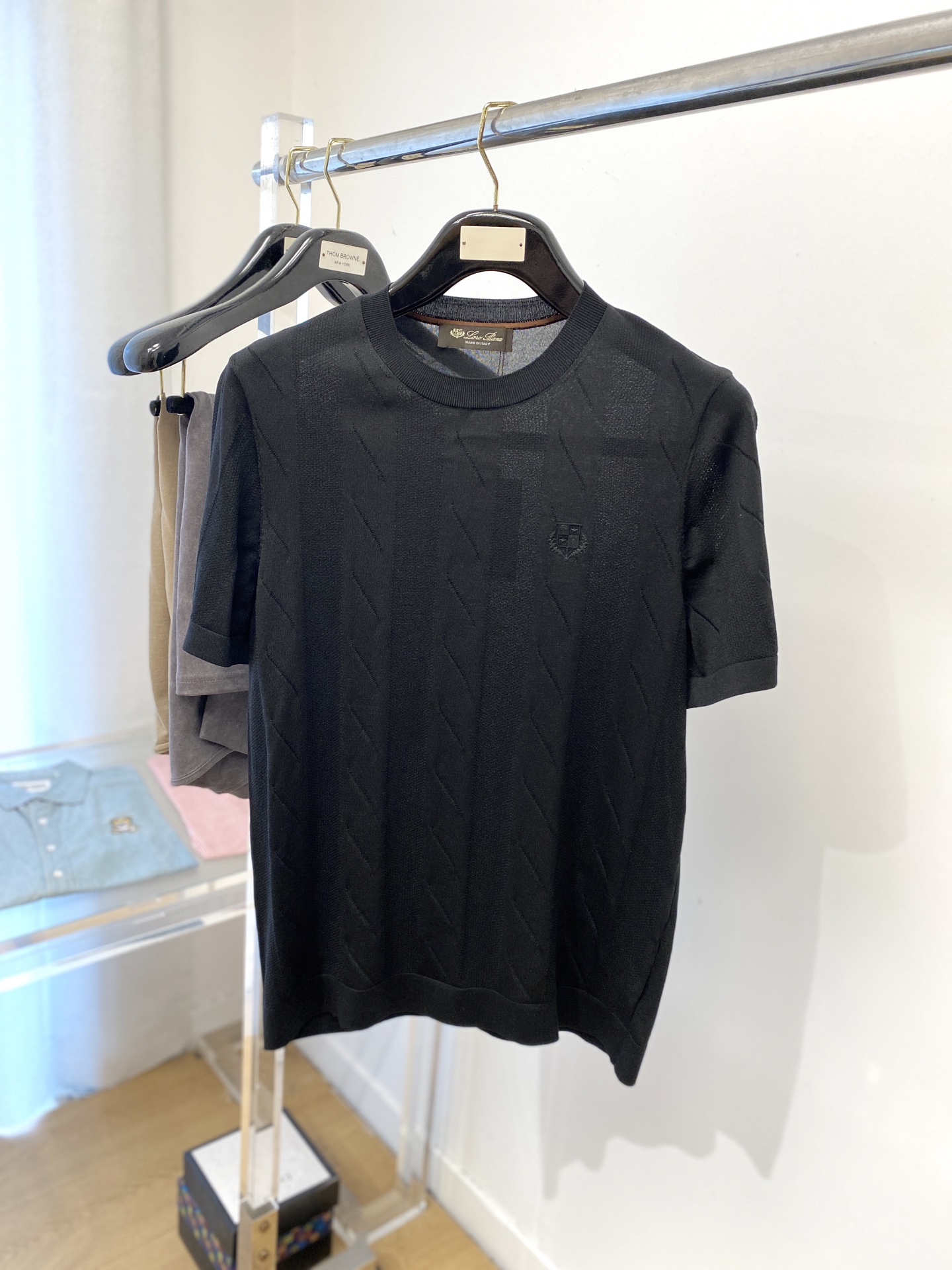Brunello Cucinelli、2025最新款针织短袖T恤，帅气时尚，胸前精致刺绣图案logo，简