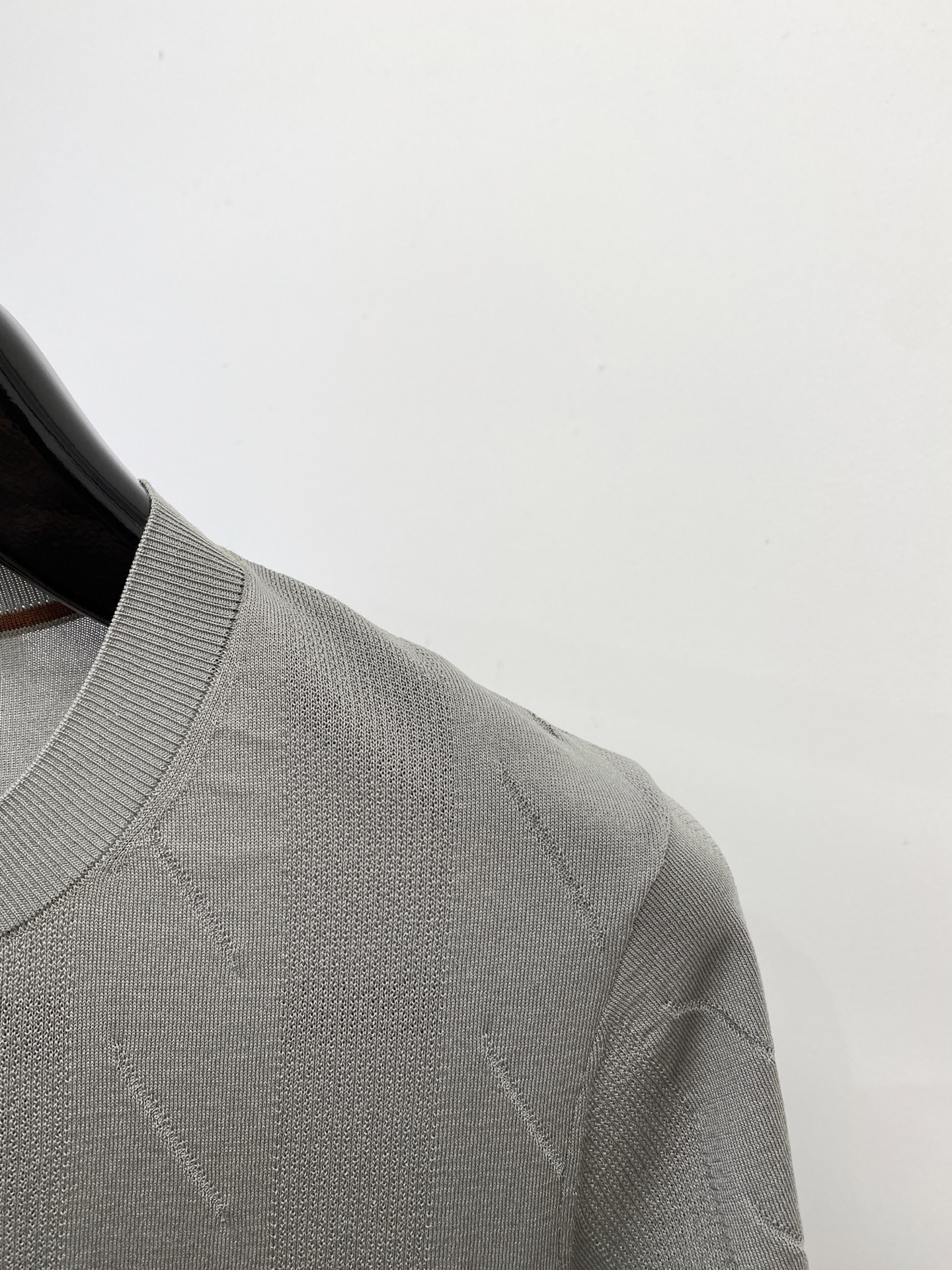 Brunello Cucinelli、2025最新款针织短袖T恤，帅气时尚，胸前精致刺绣图案logo，简