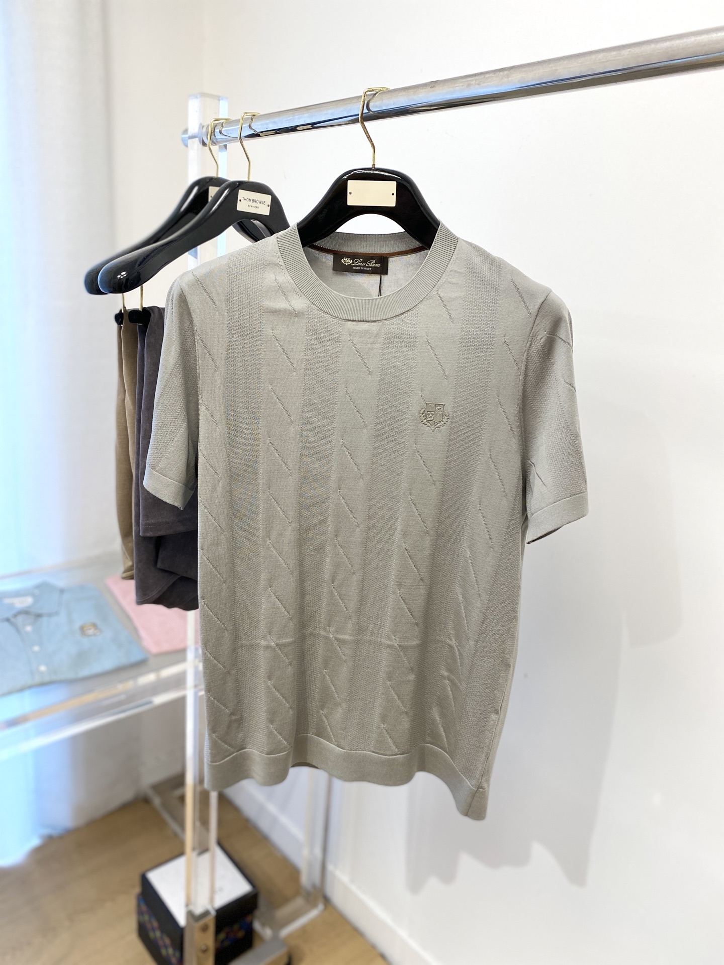Brunello Cucinelli、2025最新款针织短袖T恤，帅气时尚，胸前精致刺绣图案logo，简