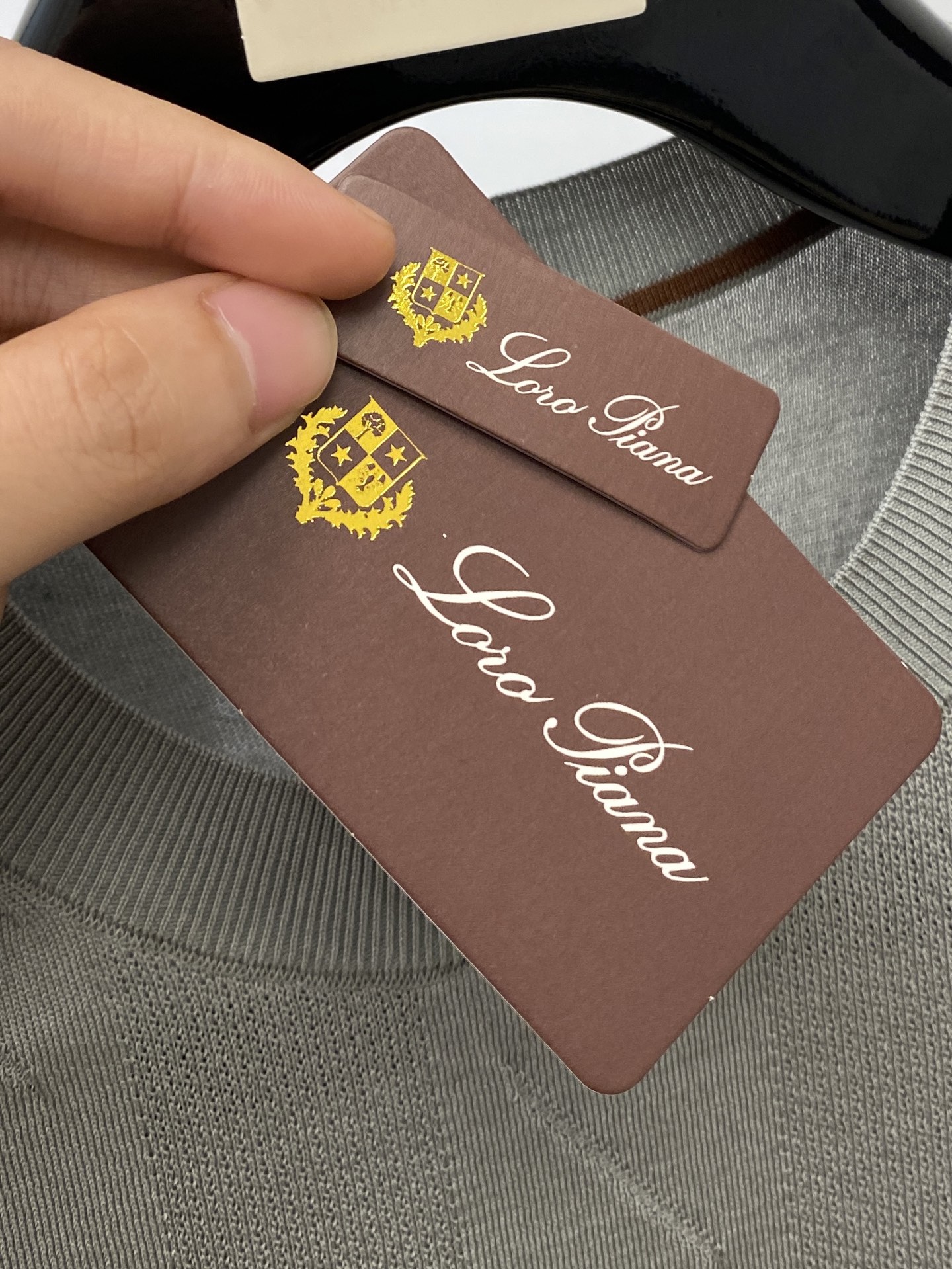 Brunello Cucinelli、2025最新款针织短袖T恤，帅气时尚，胸前精致刺绣图案logo，简