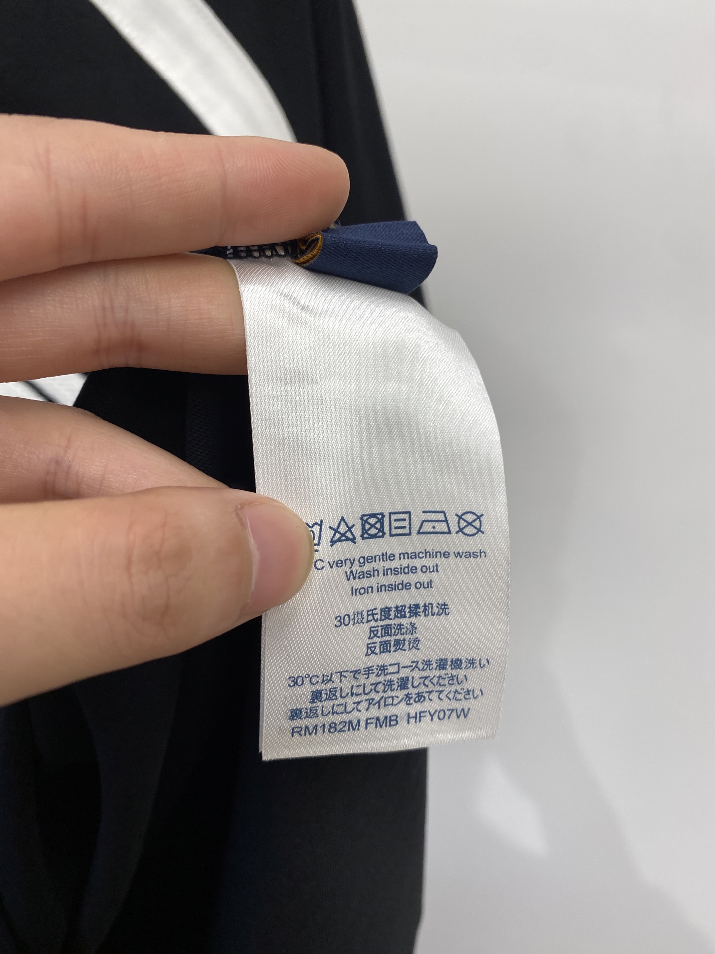 路易威登、2025最新款短袖T恤，帅气时尚，胸前精致刺绣字母logo，简约百搭款。面料棉 不仅挺括，保持