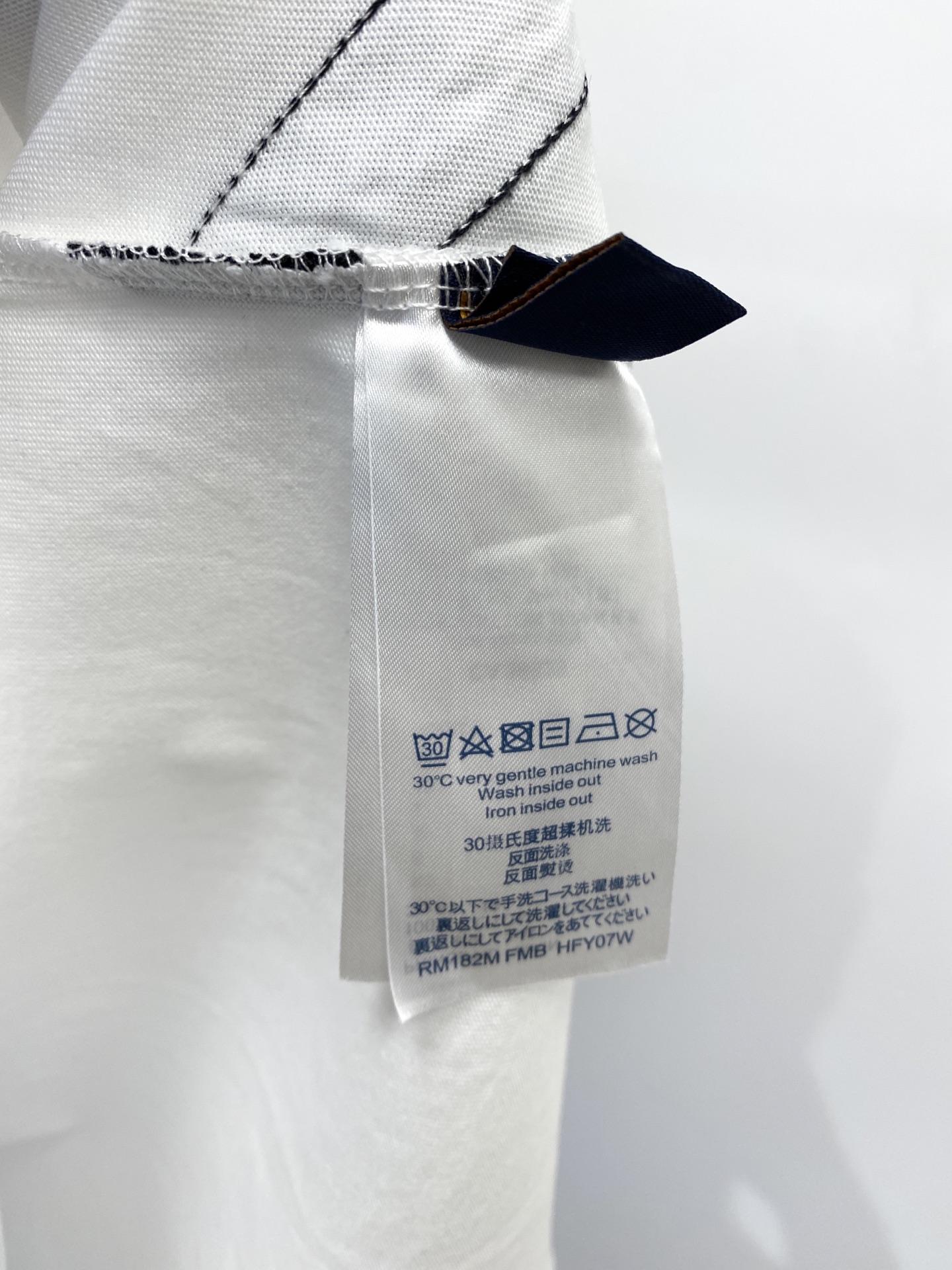 路易威登、2025最新款短袖T恤，帅气时尚，胸前精致刺绣字母logo，简约百搭款。面料棉 不仅挺括，保持