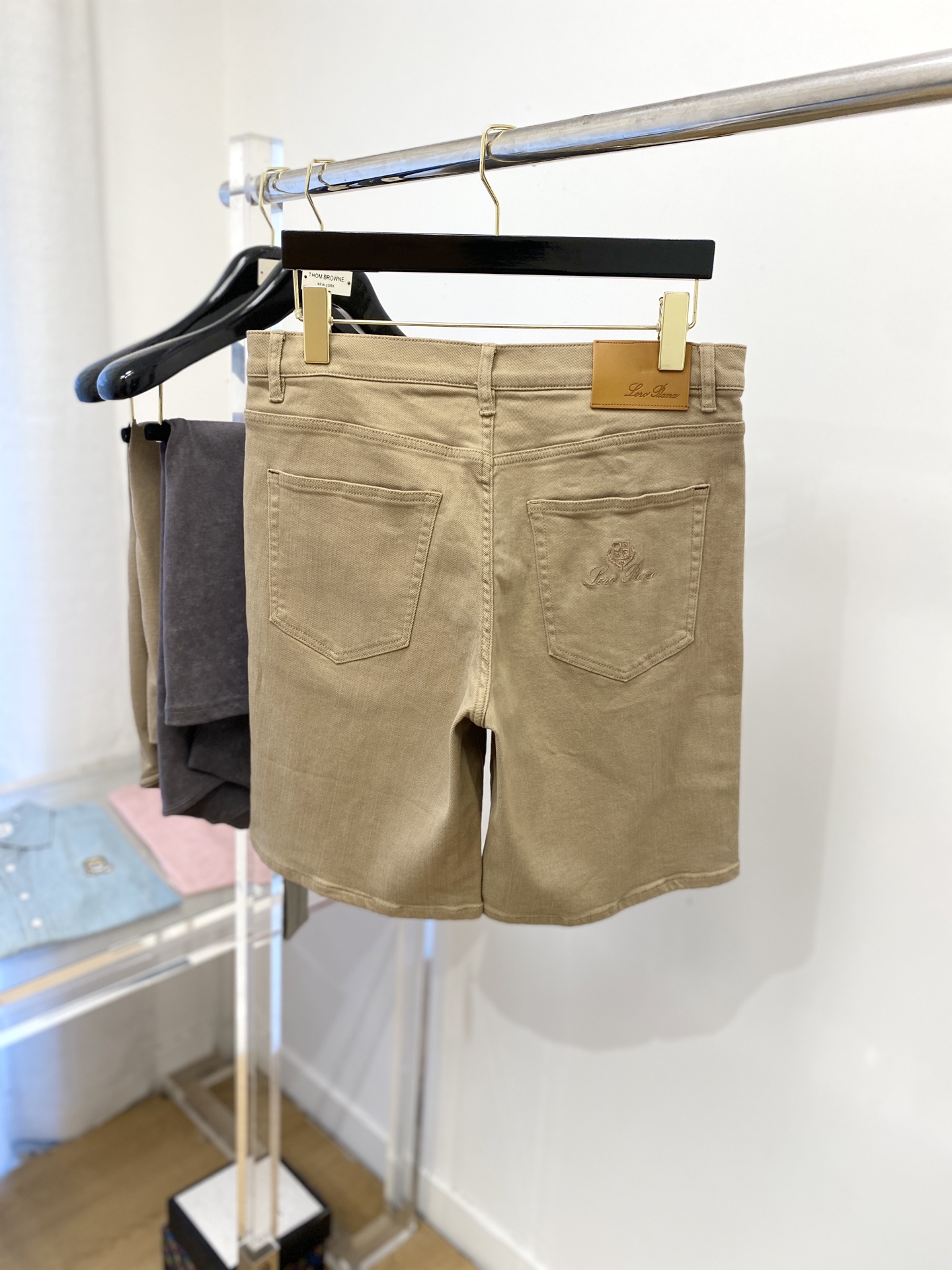 lP。、2025最新品，专柜同步有售，原单狠货，水洗休闲牛仔短裤，进口原版水洗弹力面料，舒适有弹性，原版