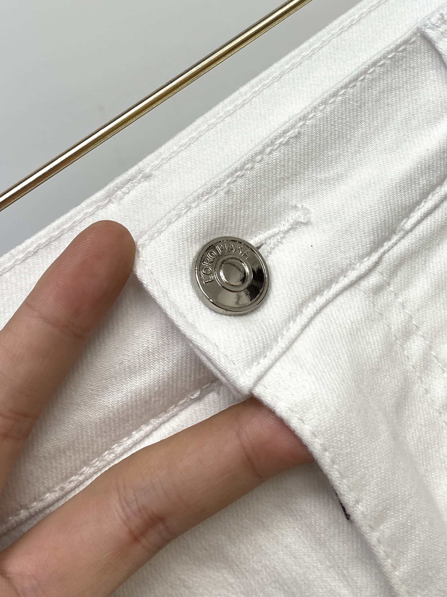 lP。、2025最新品，专柜同步有售，原单狠货，水洗休闲牛仔短裤，进口原版水洗弹力面料，舒适有弹性，原版