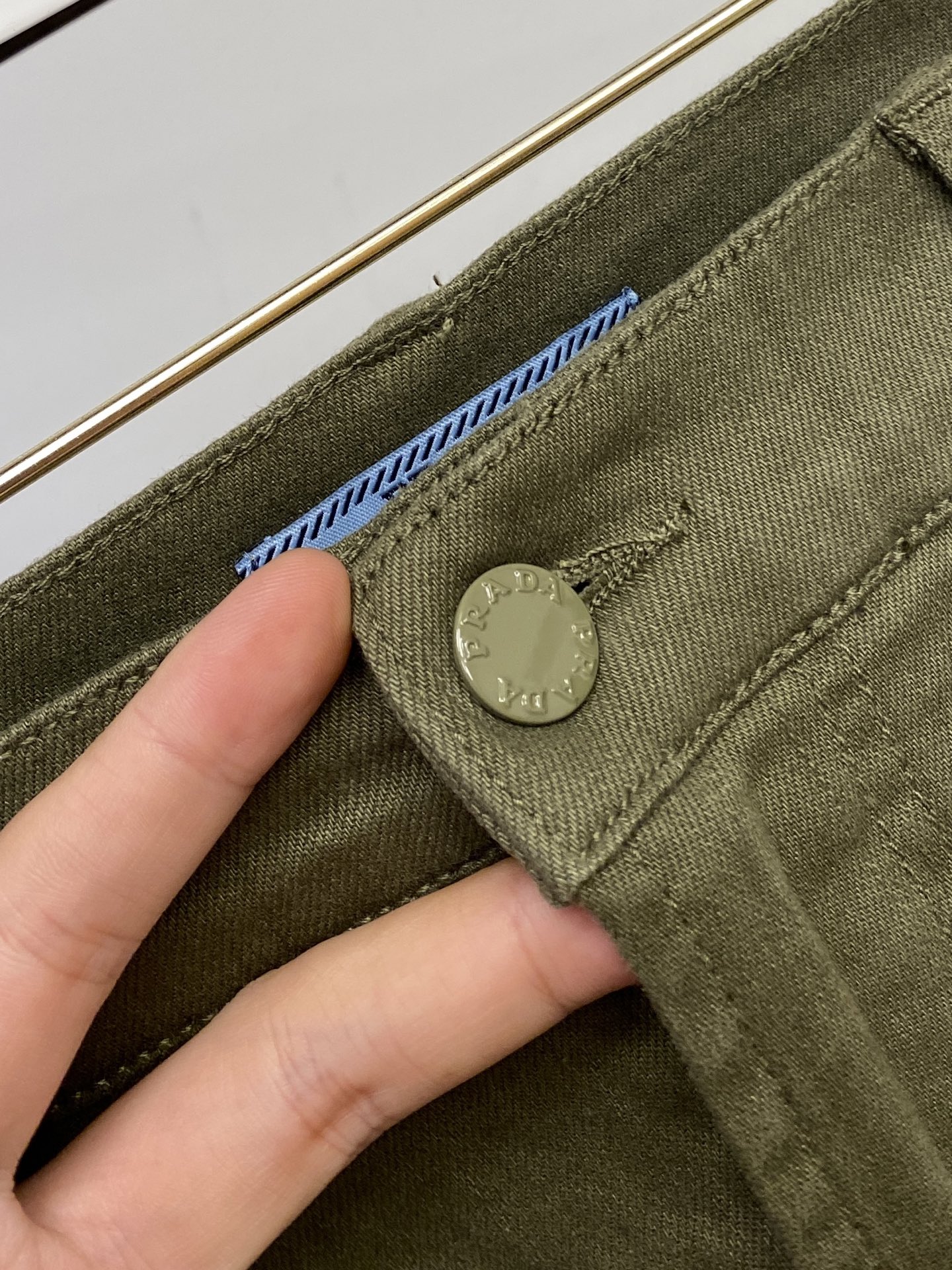 普拉达、2025最新品，专柜同步有售，原单狠货，水洗休闲牛仔短裤，进口原版水洗弹力面料，舒适有弹性，原版