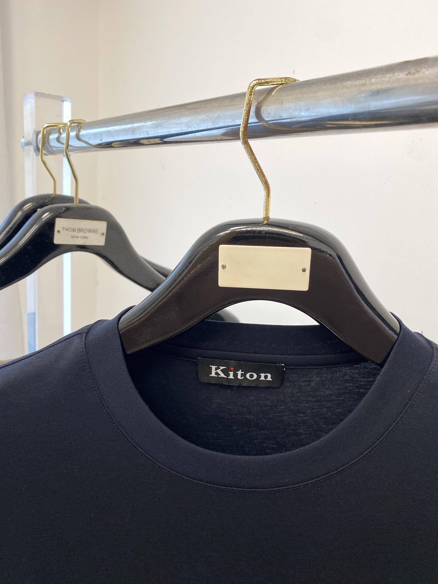 Kiton 时尚潮牌、2025最新款短袖T恤，帅气时尚，胸前精致刺绣字母logo，简约百搭款。面料棉 不