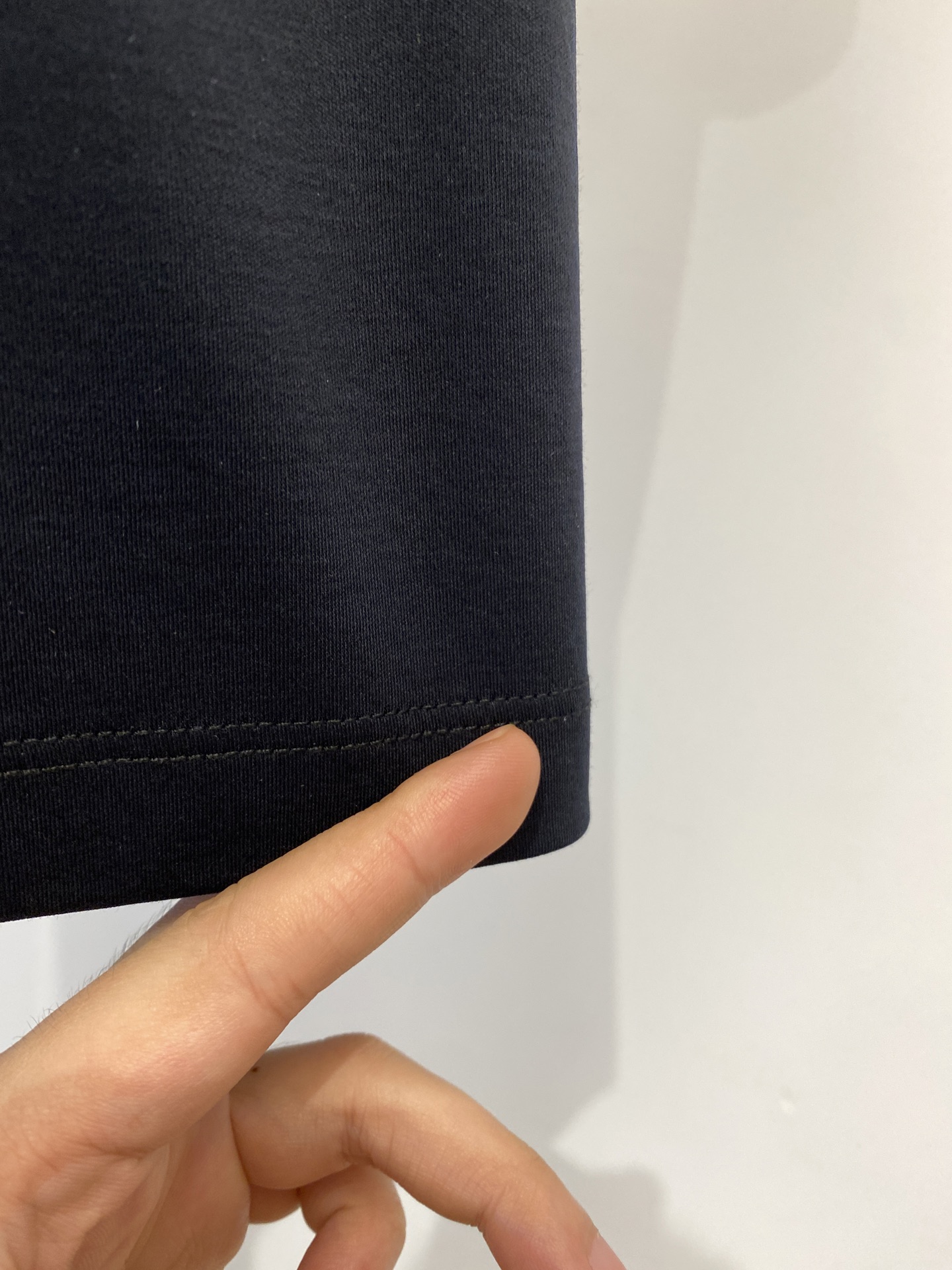 Kiton 时尚潮牌、2025最新款短袖T恤，帅气时尚，胸前精致刺绣字母logo，简约百搭款。面料棉 不