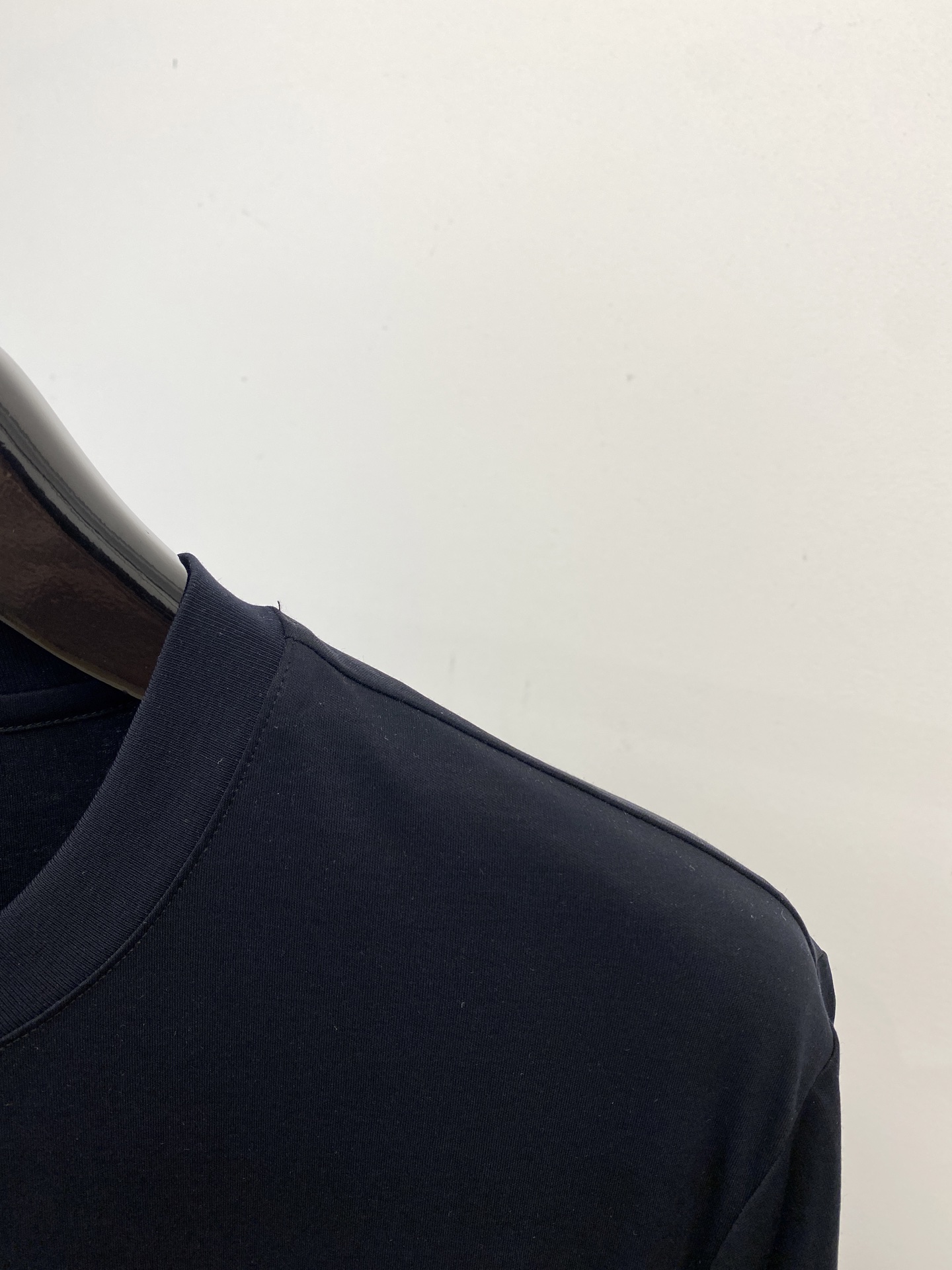 Kiton 时尚潮牌、2025最新款短袖T恤，帅气时尚，胸前精致刺绣字母logo，简约百搭款。面料棉 不