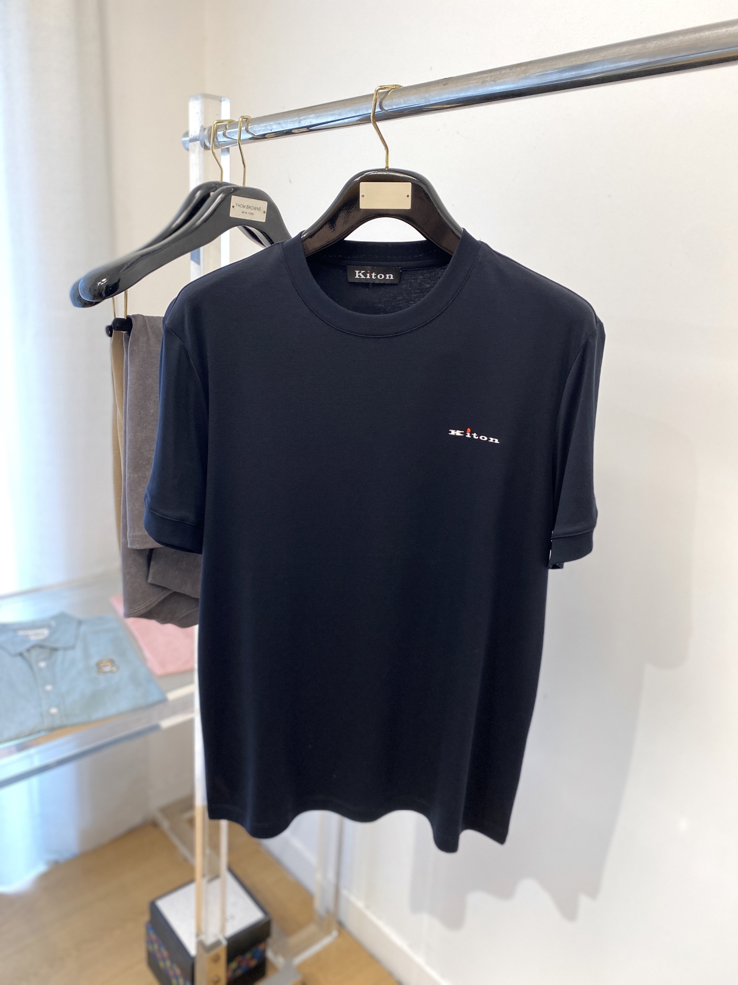 Kiton 时尚潮牌、2025最新款短袖T恤，帅气时尚，胸前精致刺绣字母logo，简约百搭款。面料棉 不