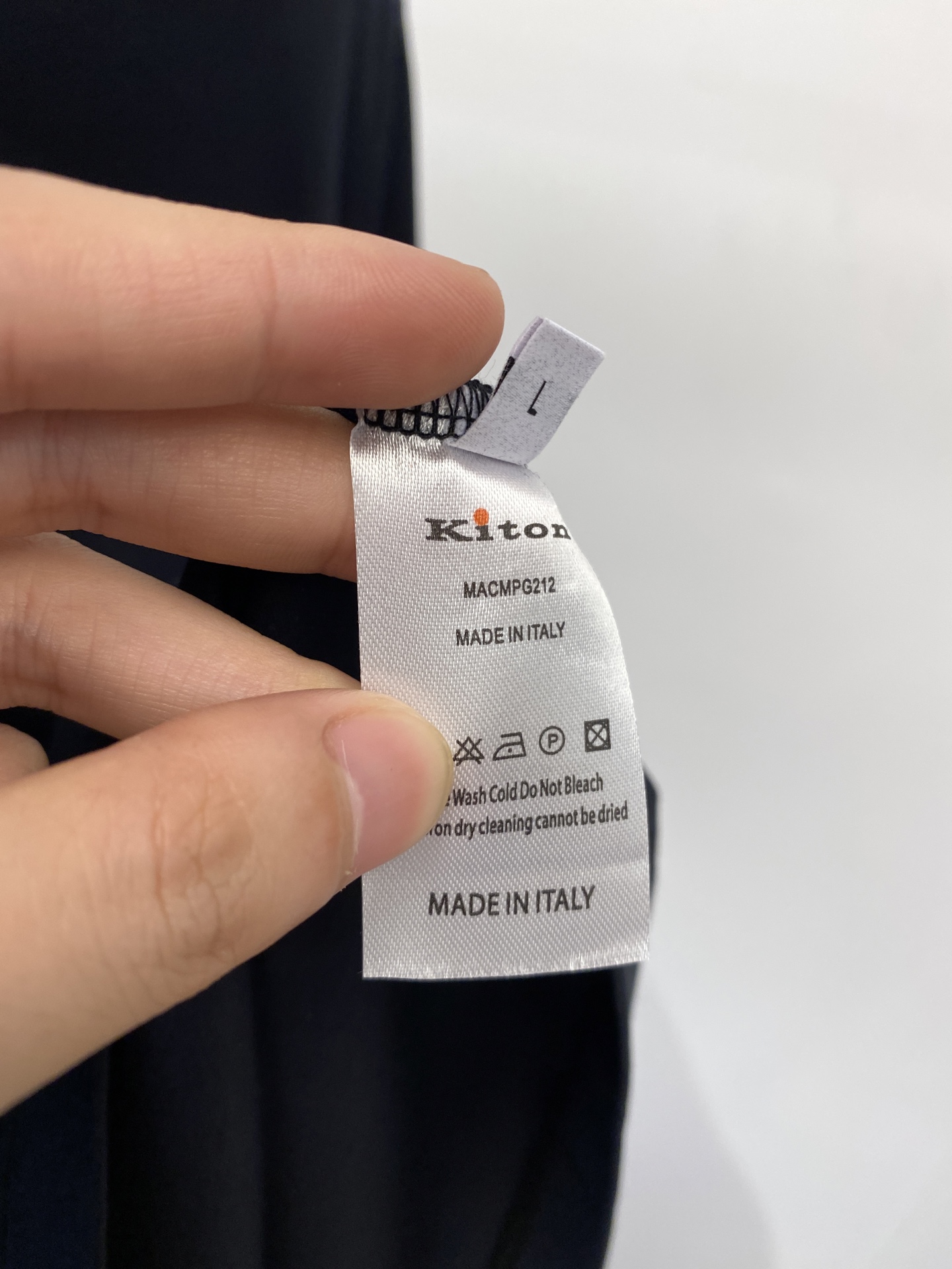 Kiton 时尚潮牌、2025最新款短袖T恤，帅气时尚，胸前精致刺绣字母logo，简约百搭款。面料棉 不