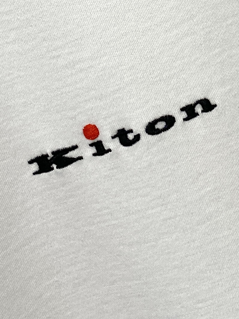 Kiton 时尚潮牌、2025最新款短袖T恤，帅气时尚，胸前精致刺绣字母logo，简约百搭款。面料棉 不