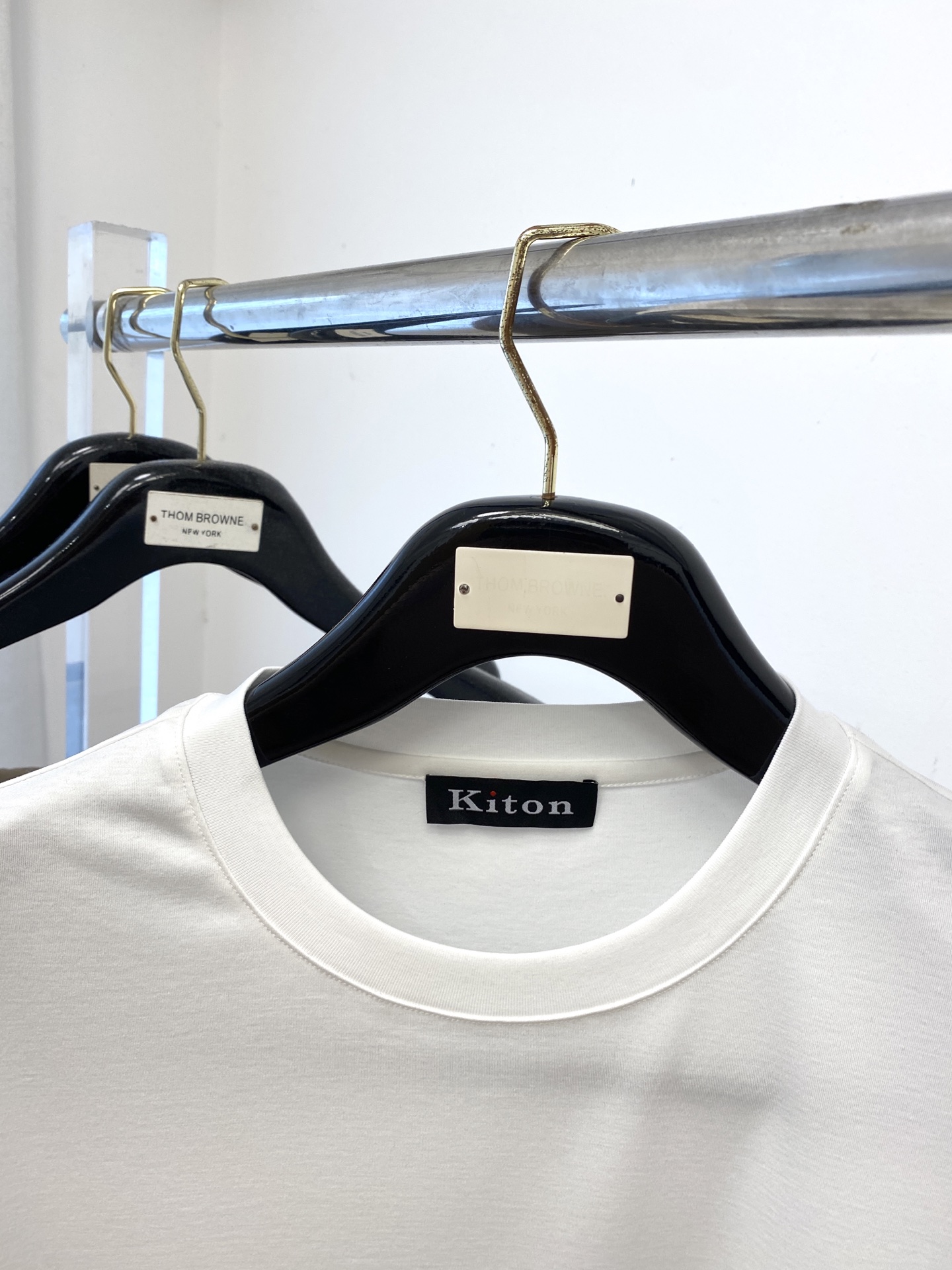 Kiton 时尚潮牌、2025最新款短袖T恤，帅气时尚，胸前精致刺绣字母logo，简约百搭款。面料棉 不