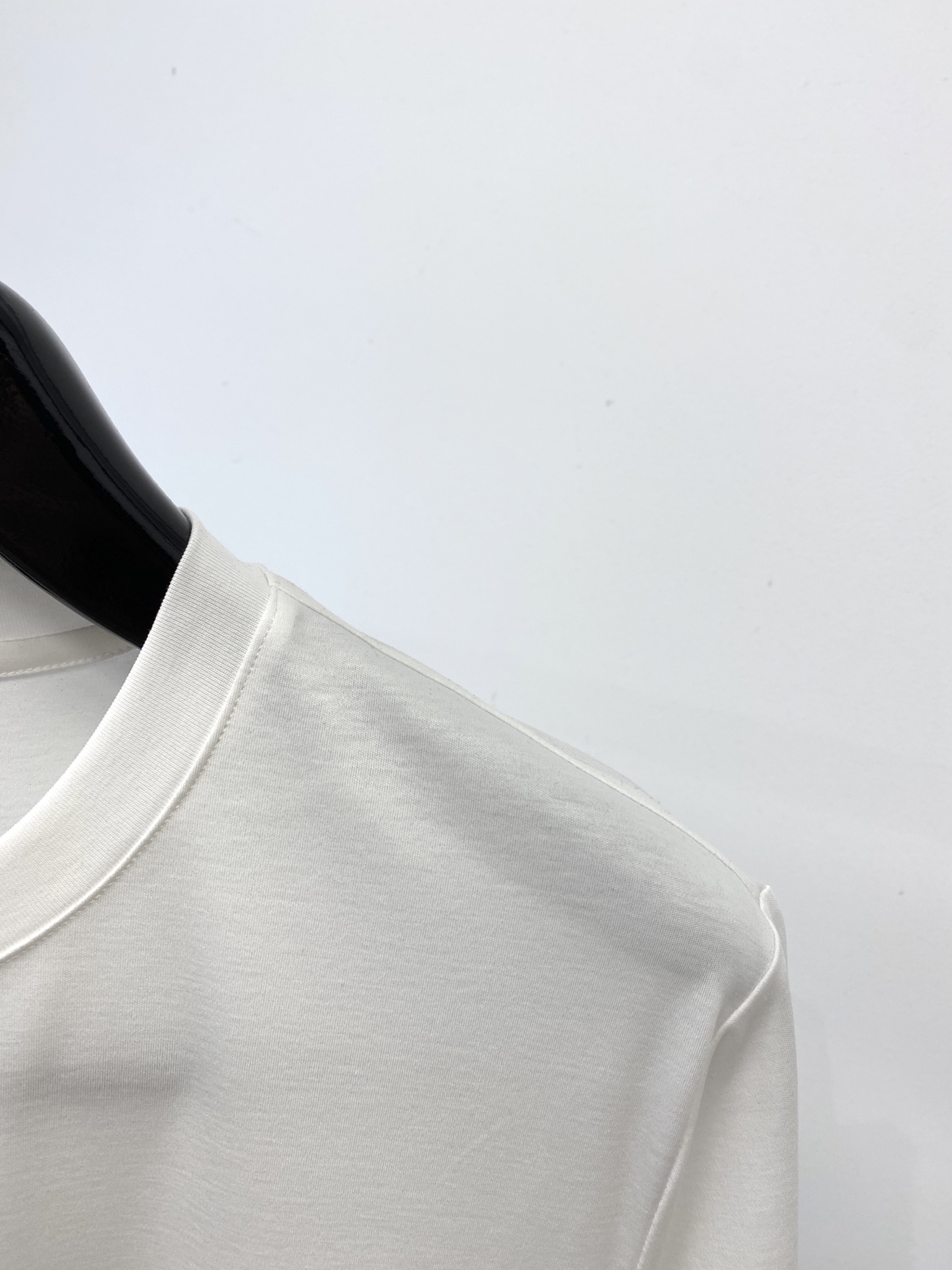 Kiton 时尚潮牌、2025最新款短袖T恤，帅气时尚，胸前精致刺绣字母logo，简约百搭款。面料棉 不