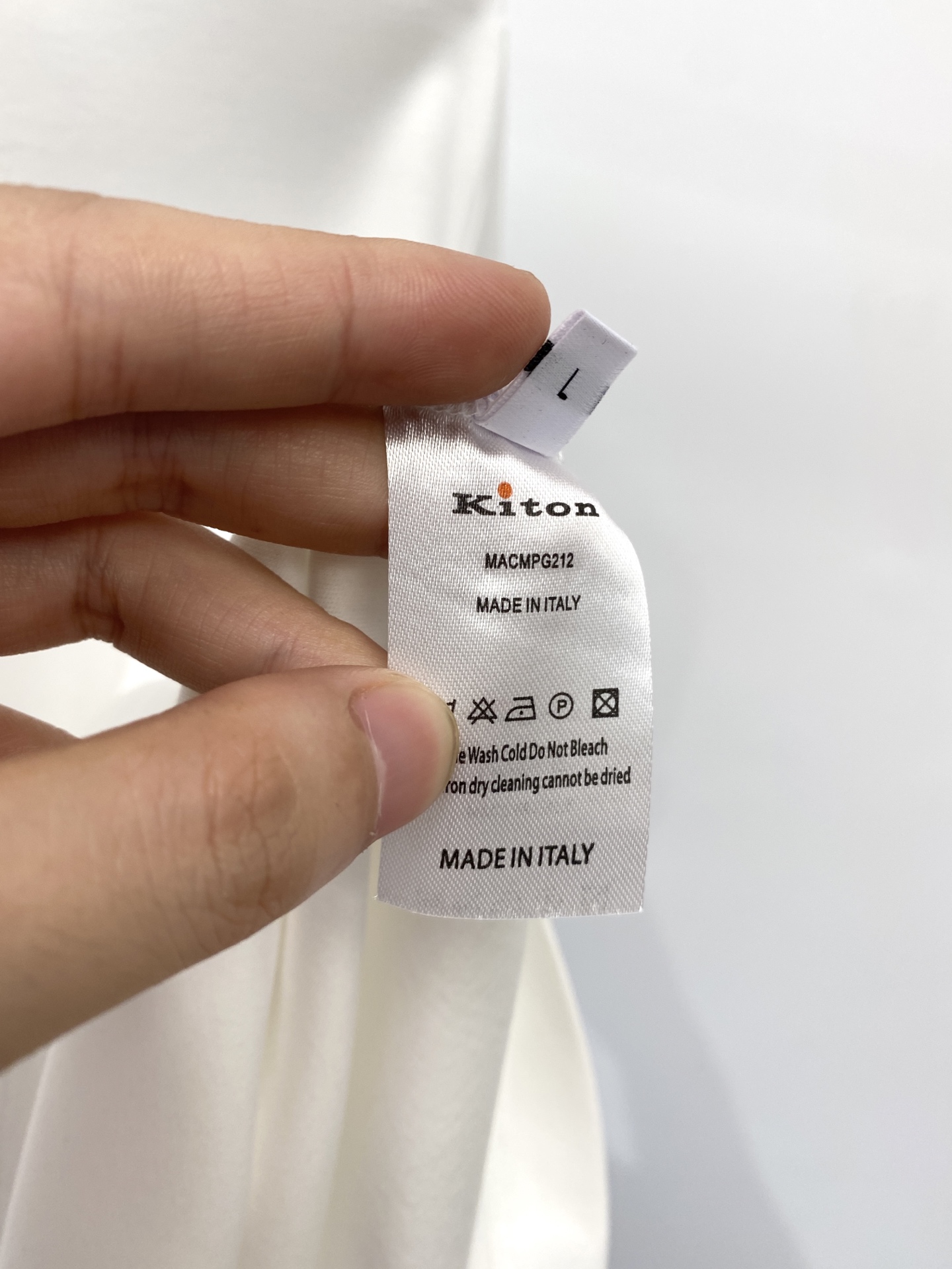 Kiton 时尚潮牌、2025最新款短袖T恤，帅气时尚，胸前精致刺绣字母logo，简约百搭款。面料棉 不