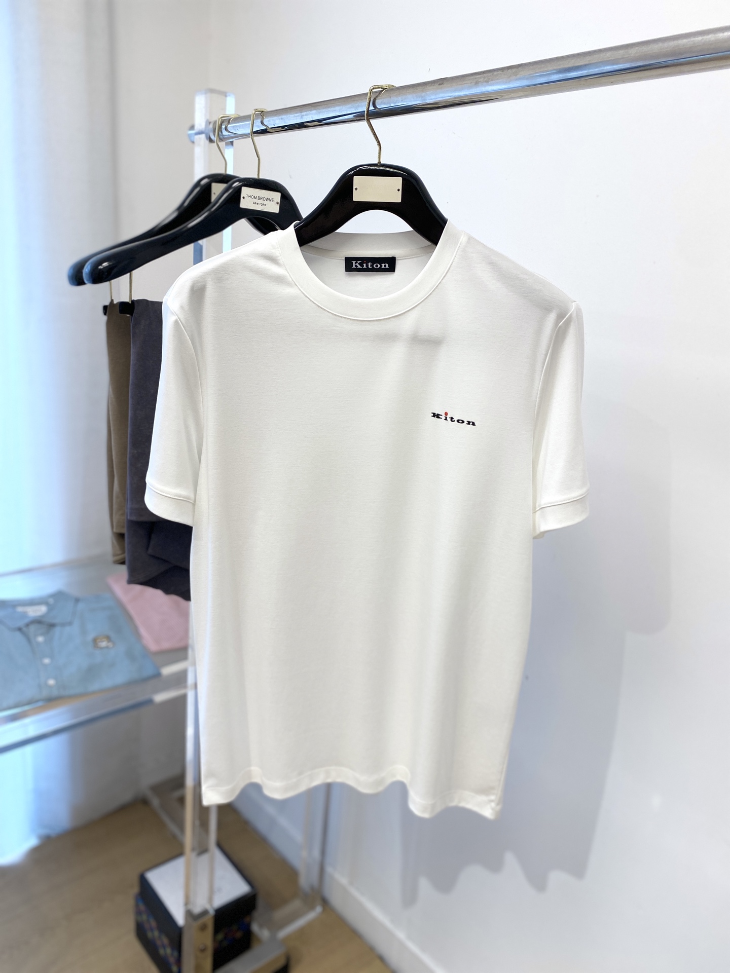 Kiton 时尚潮牌、2025最新款短袖T恤，帅气时尚，胸前精致刺绣字母logo，简约百搭款。面料棉 不