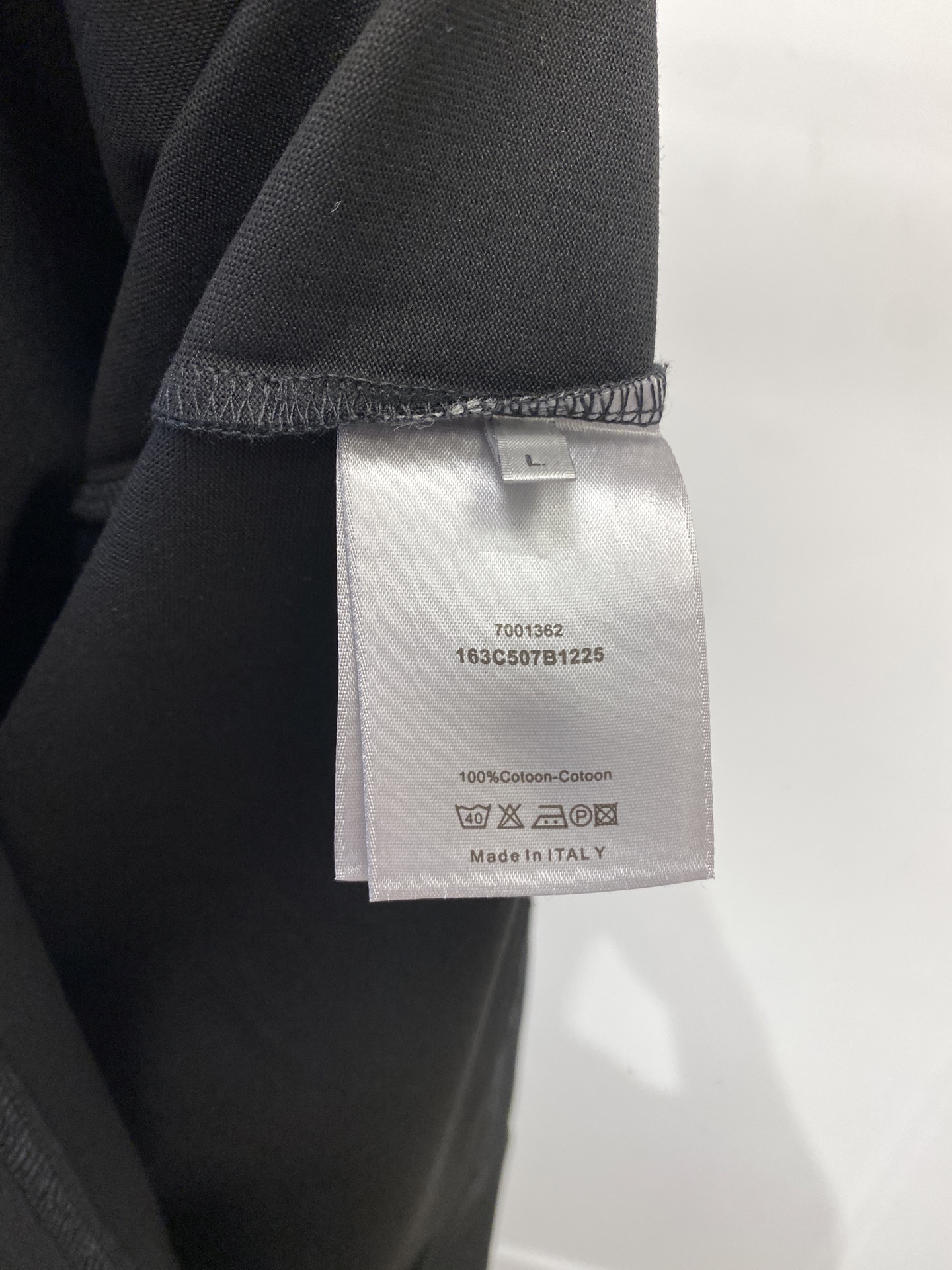 ￼迪奥、2025最新款短袖T恤，帅气时尚，胸前精致刺绣图案字母logo，简约百搭款。面料棉 不仅挺括，保