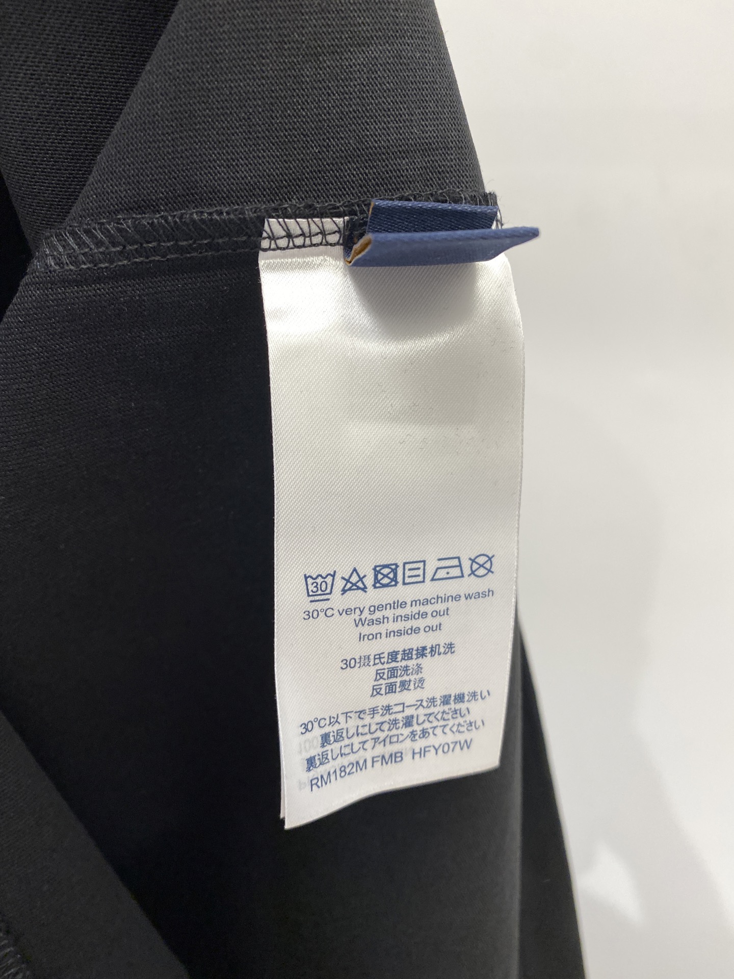路易威登、2025最新款短袖T恤，帅气时尚，胸前精致刺绣烫钻图案字母logo，简约百搭款。面料棉 不仅挺