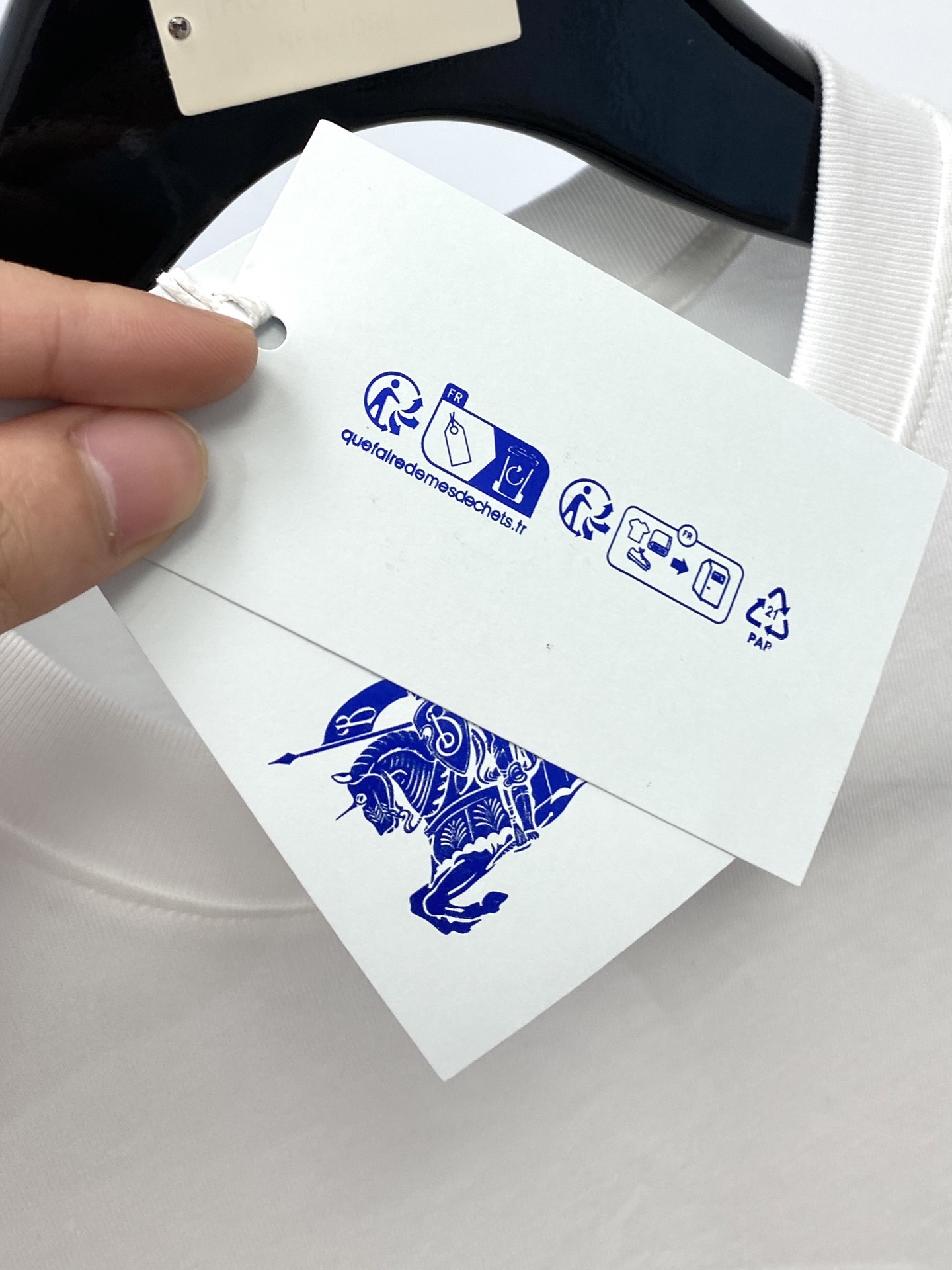 巴宝莉、2025最新款短袖T恤，帅气时尚，胸口精致刺绣图案字母logo，简约百搭款。面料棉 不仅挺括，保