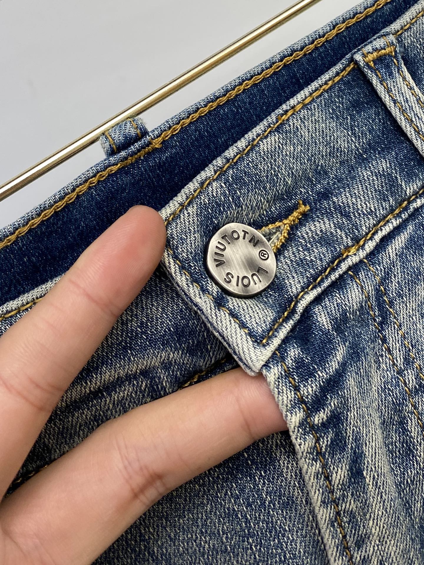LV、2025最新品，专柜同步有售，原单狠货，水洗休闲牛仔裤，进口原版水洗弹力面料，舒适有弹性，原版五金