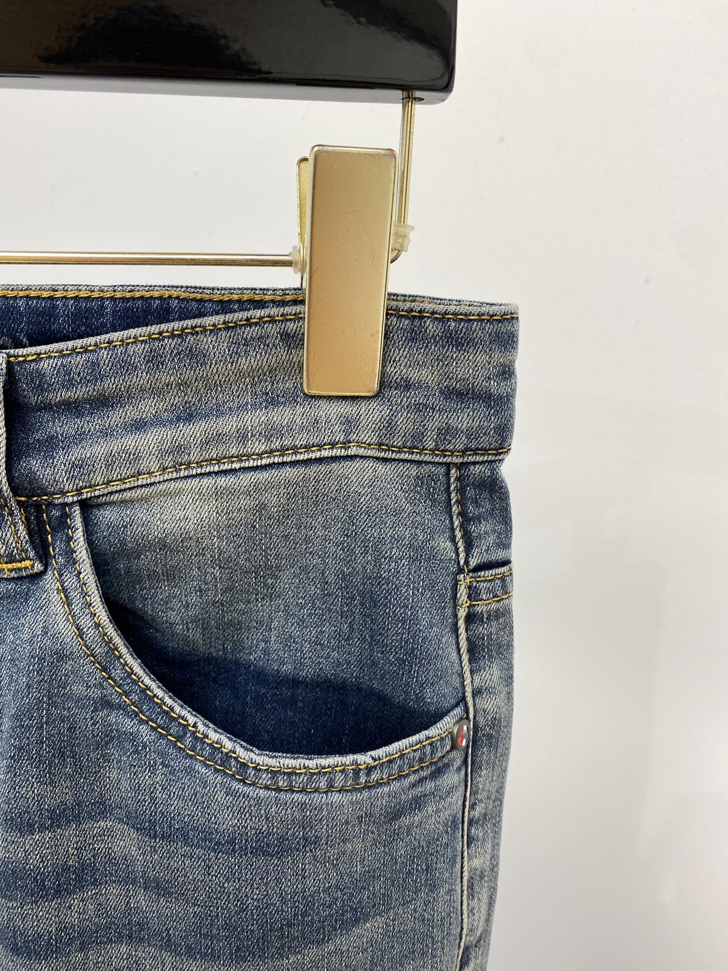 蒙口、2025最新品，专柜同步有售，原单狠货，水洗休闲牛仔裤，进口原版水洗弹力面料，舒适有弹性，原版五金